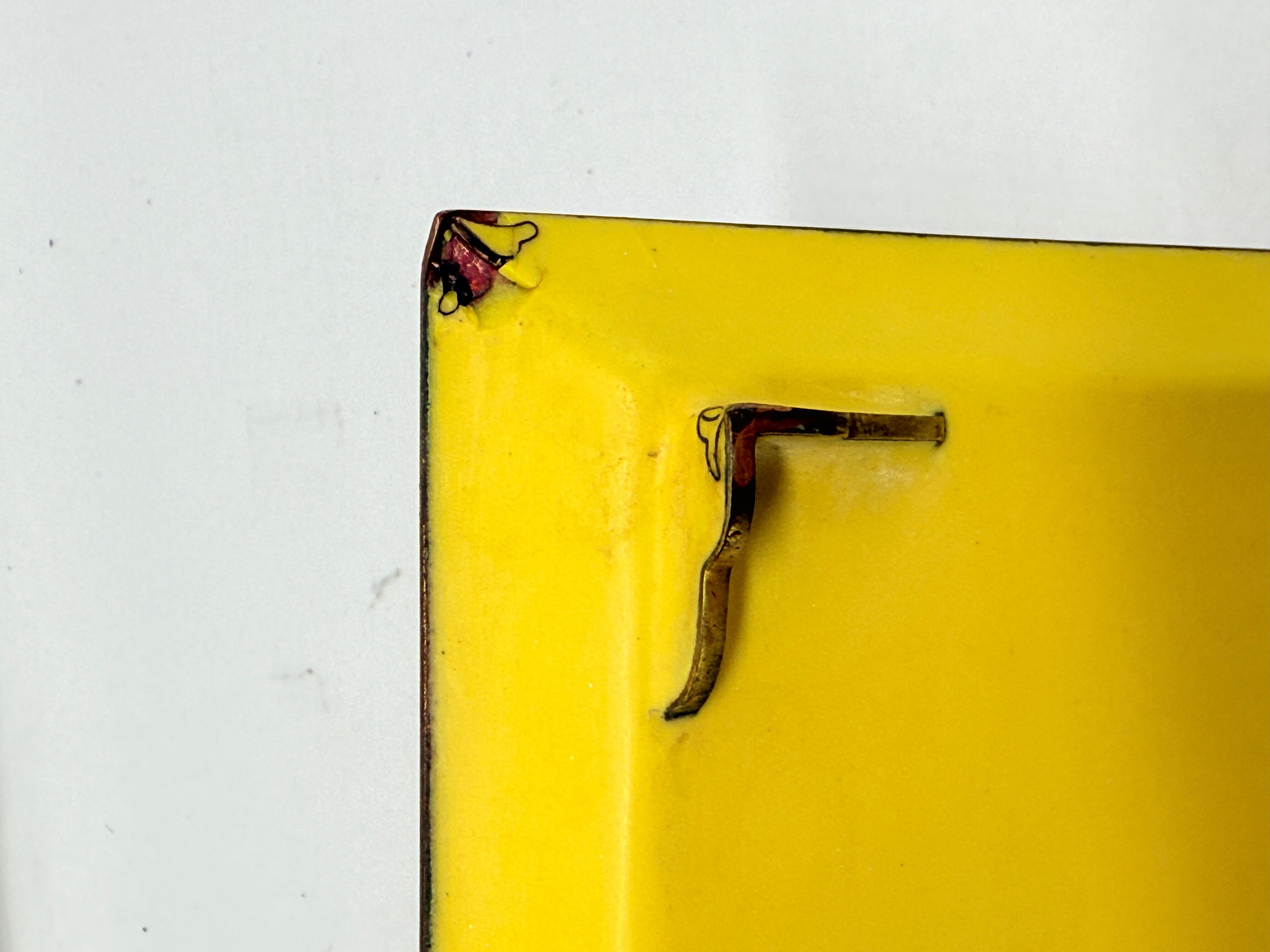 Vassoio in smalto cloisonné giapponese giallo-imperiale con medaglione a forma di fenice, epoca Showa in vendita 1