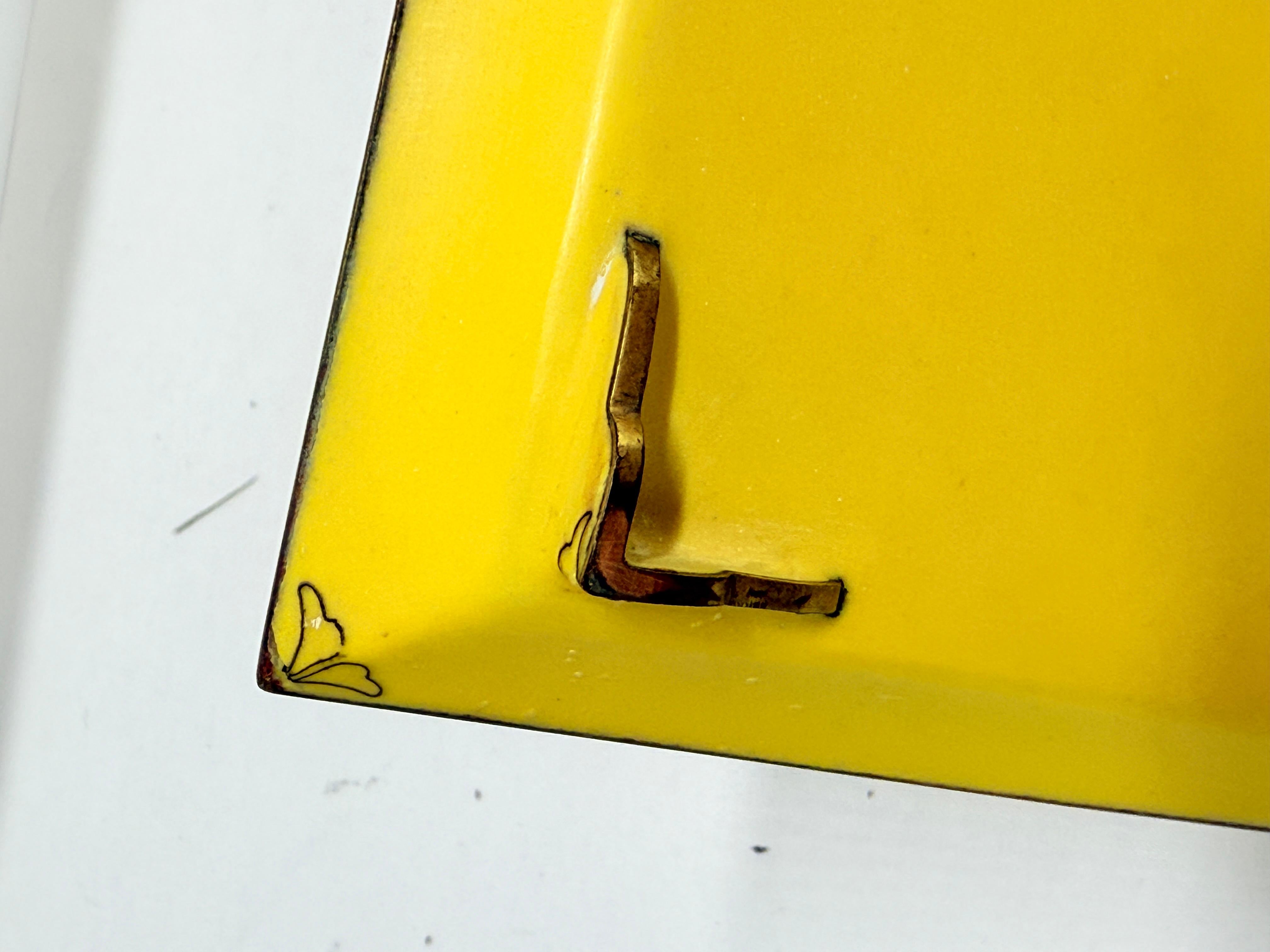 Vassoio in smalto cloisonné giapponese giallo-imperiale con medaglione a forma di fenice, epoca Showa in vendita 2