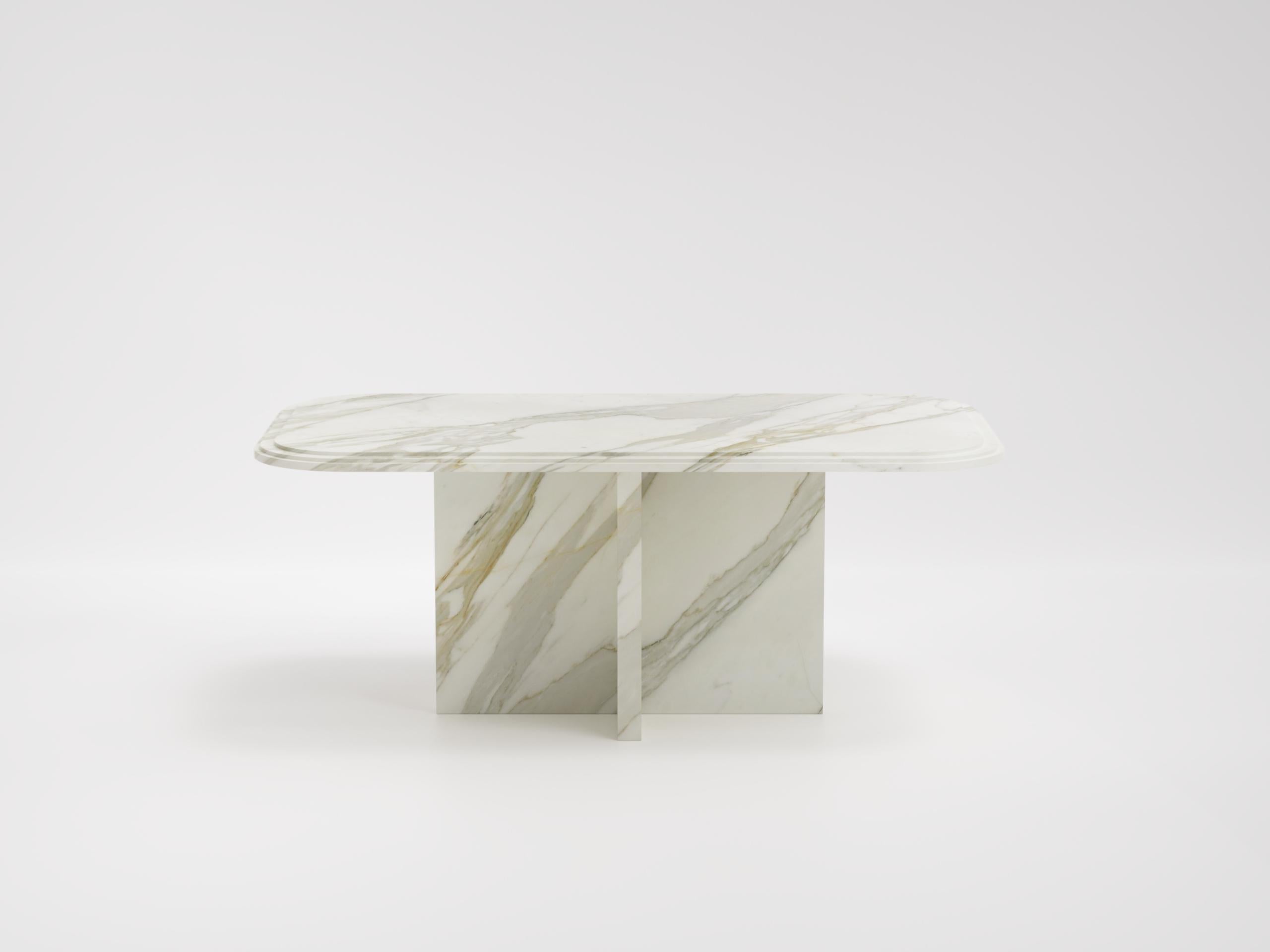 Imperium Small es la versión más pequeña de nuestra icónica mesa escultural, ideal para espacios íntimos y elegantes. Con unas medidas de 185 x 105,4 cm, tiene capacidad para 6 personas, manteniendo el estilo imponente y refinado que define a la