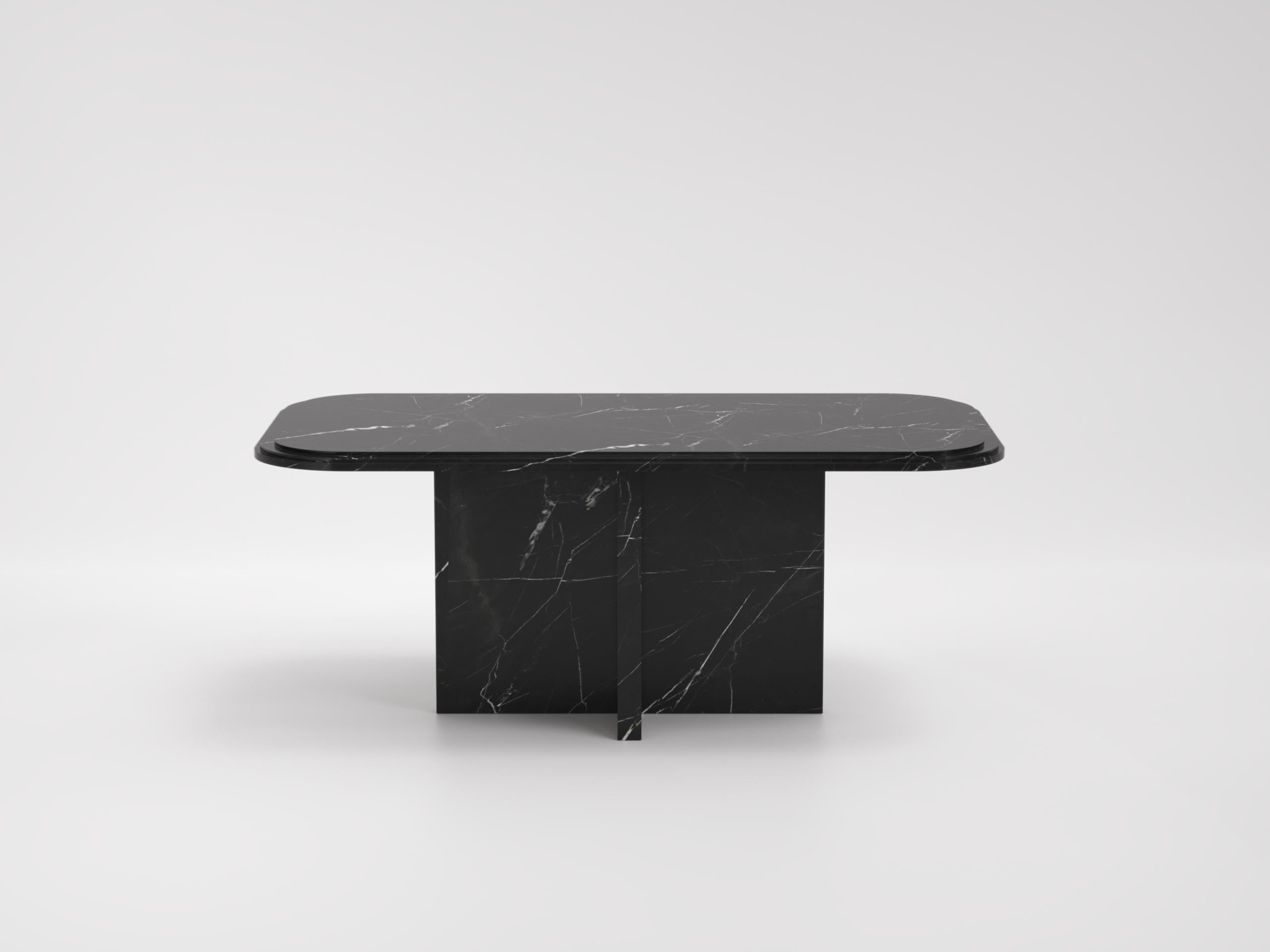 Der Imperium Small ist die kleinere Version unseres ikonischen skulpturalen Tisches, ideal für intime und elegante Räume. Mit den Maßen 185 x 105,4 cm bietet er Platz für bis zu 6 Personen und bewahrt dabei den imposanten und raffinierten Stil, der