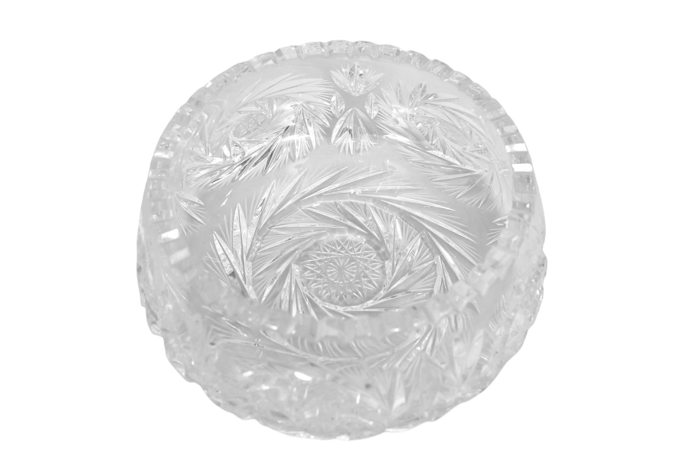 Un ensemble de deux pièces de verre en cristal Imperlux. Un bol et une assiette sont taillés avec des étoiles, et l'assiette a un motif central en forme d'étoile et des coins taillés en losange. Les deux pièces sont finies avec un bord en dents de