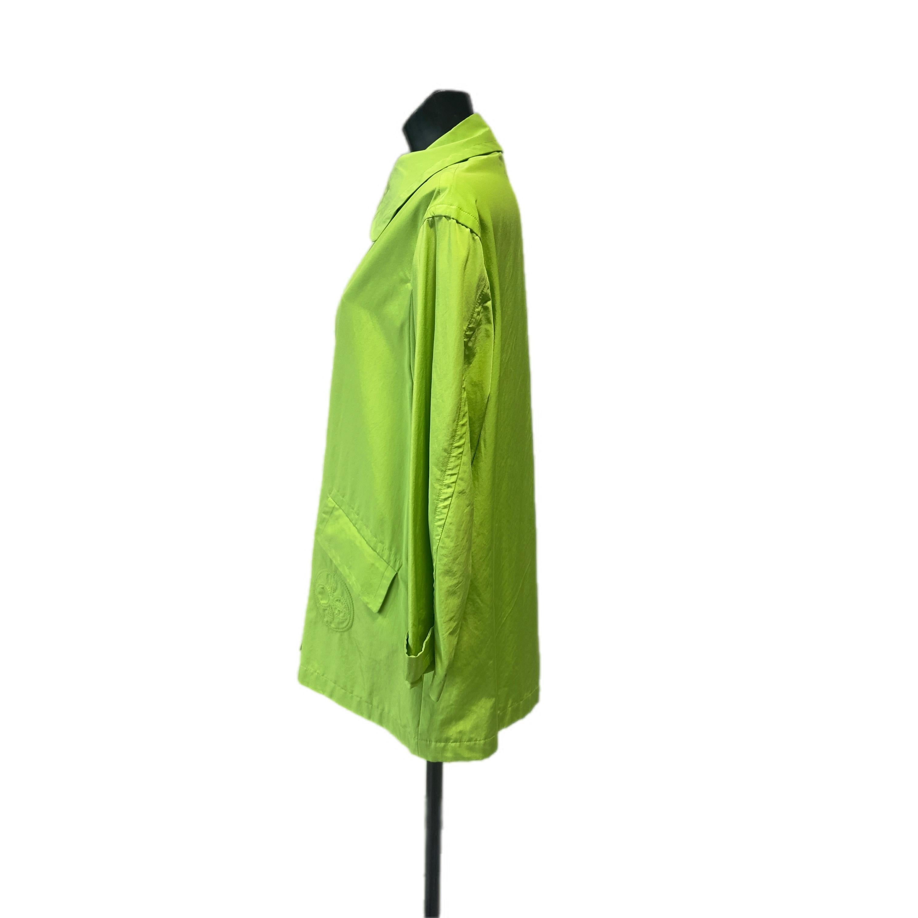 Giacca a vento, impermeabile verde Iceberg 
Condizioni ottime 
Chiusura con cerniera più chiusura colletto, due tasche laterali, interno foderato a retina con logo del brand 
Vestibilità over 
Misure : 
Spalla raglan 50cm
Manica 56cm
Petto