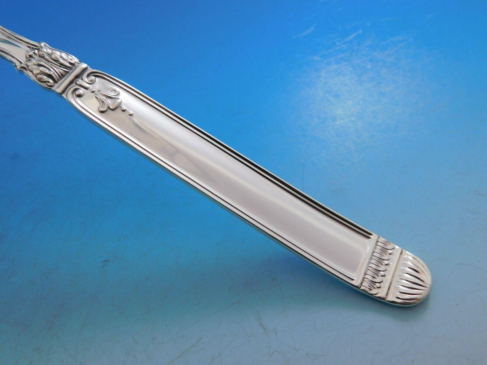 Les couverts de la Collection Salsa sont de taille européenne, méticuleusement fabriqués en Italie avec l'argent le plus fin, et s'inspirent des couverts traditionnels européens en argent sterling de taille continentale. Chaque couvert est fabriqué