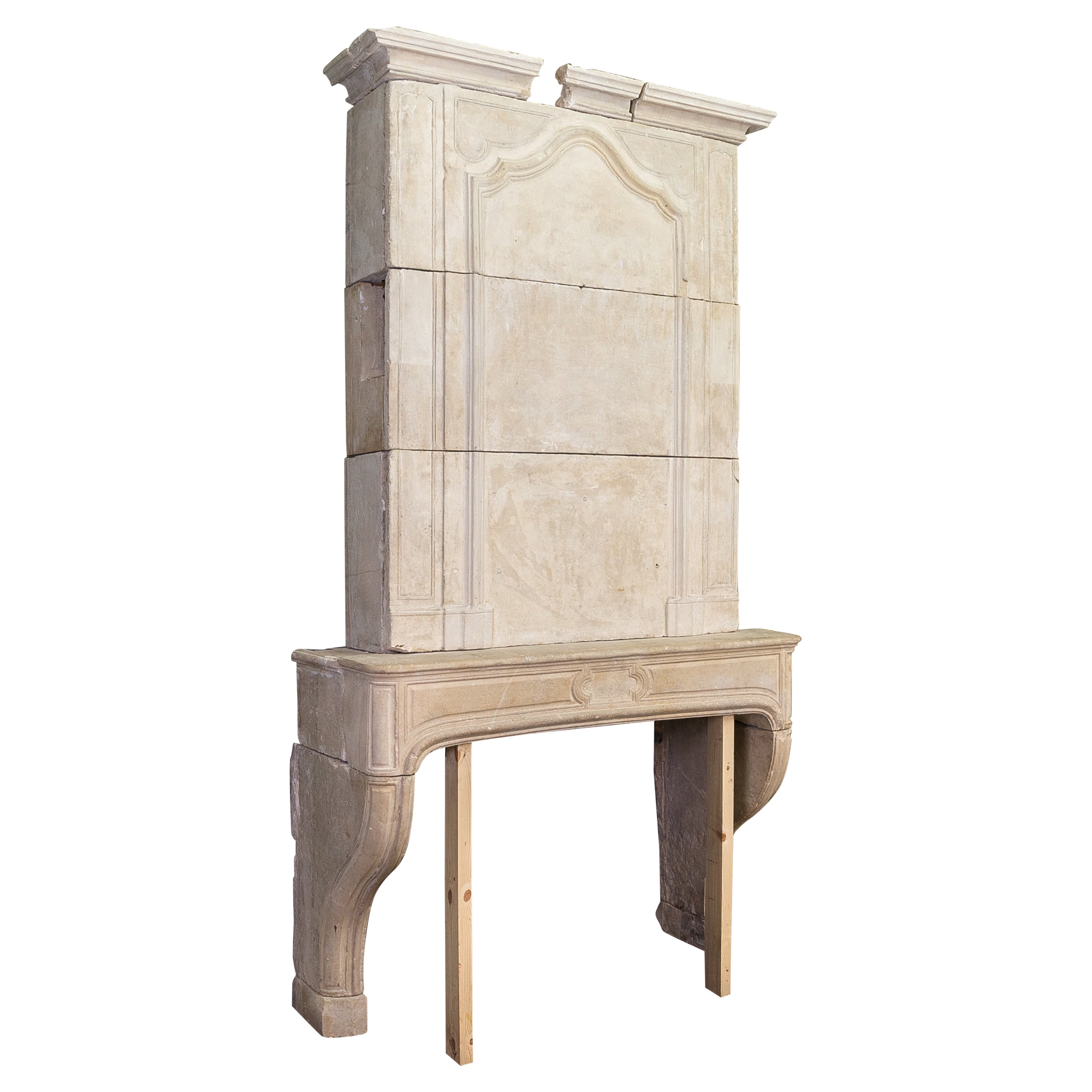 Imponente Chimenea Luis XVI de Piedra Caliza en venta