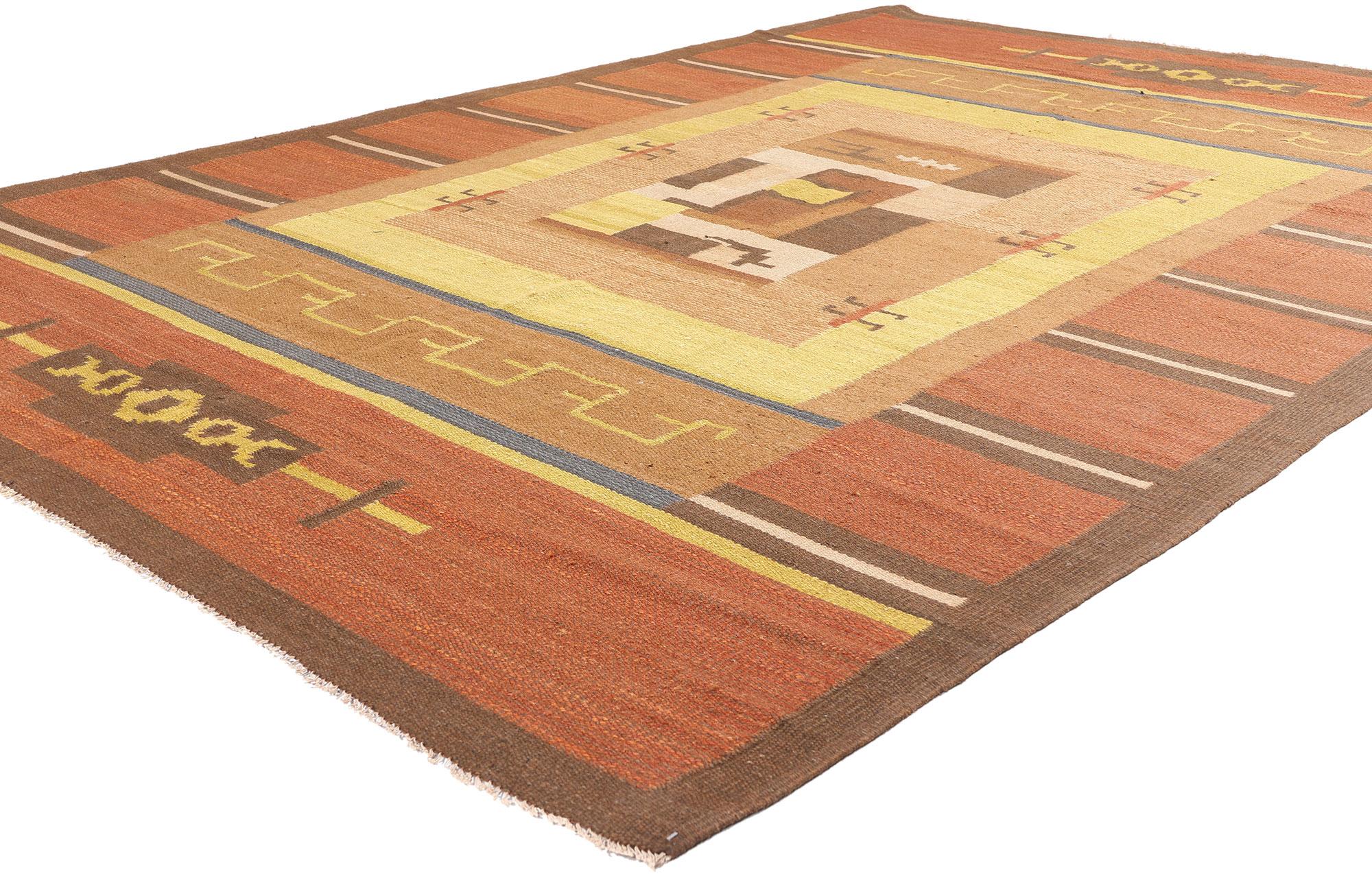 78467 Antique Impi Sotavalta Finnish Flatweave Rug, 07'00 x 09'10. Imprégné de l'âme de l'âge d'or de l'art textile finlandais, cet ancien tapis finlandais à tissage plat en rollakan, 