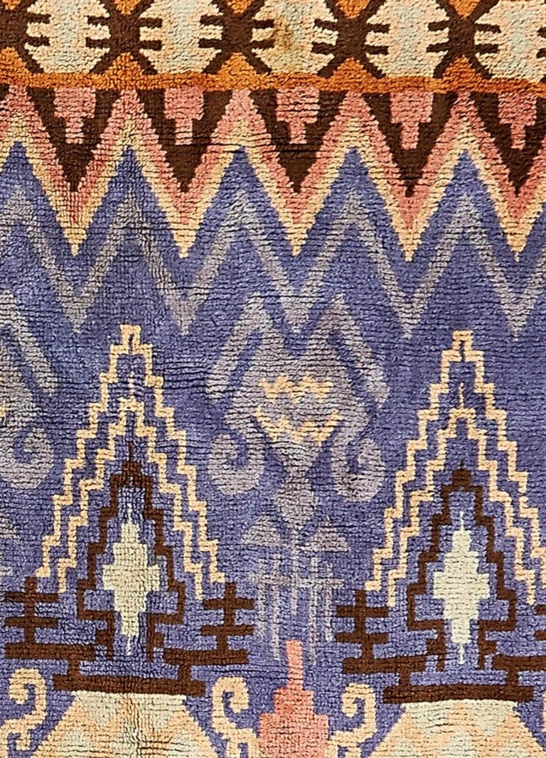 Impi Sotavalta (1885-1943) Geometrischer Strahlenteppich mit Lavendel und Ringelblumen aus finnischer Wolle, handgewebt, um 1928, Finnland. Wunderschöner dicker Flor. Seltene, göttliche Farbkombination.
