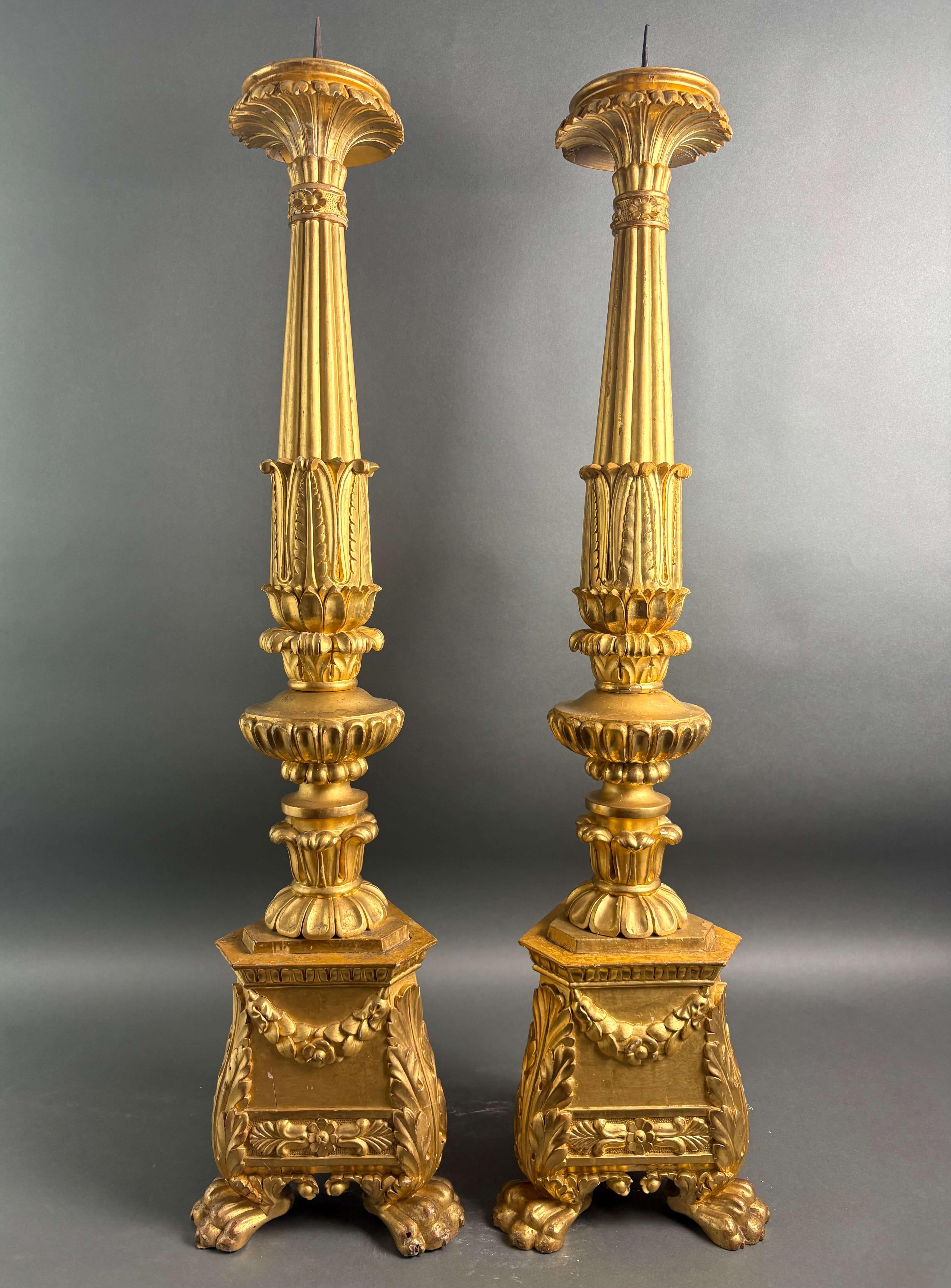 Imponenente coppia di porta ceri in legno scolpito e dorato a foglia, Italia, XVIII secolo. Ottimo stato di conservazione, anche la doratura originale è molto ben conservata.   
Misure H cm 92 Basis cm 25 x 25