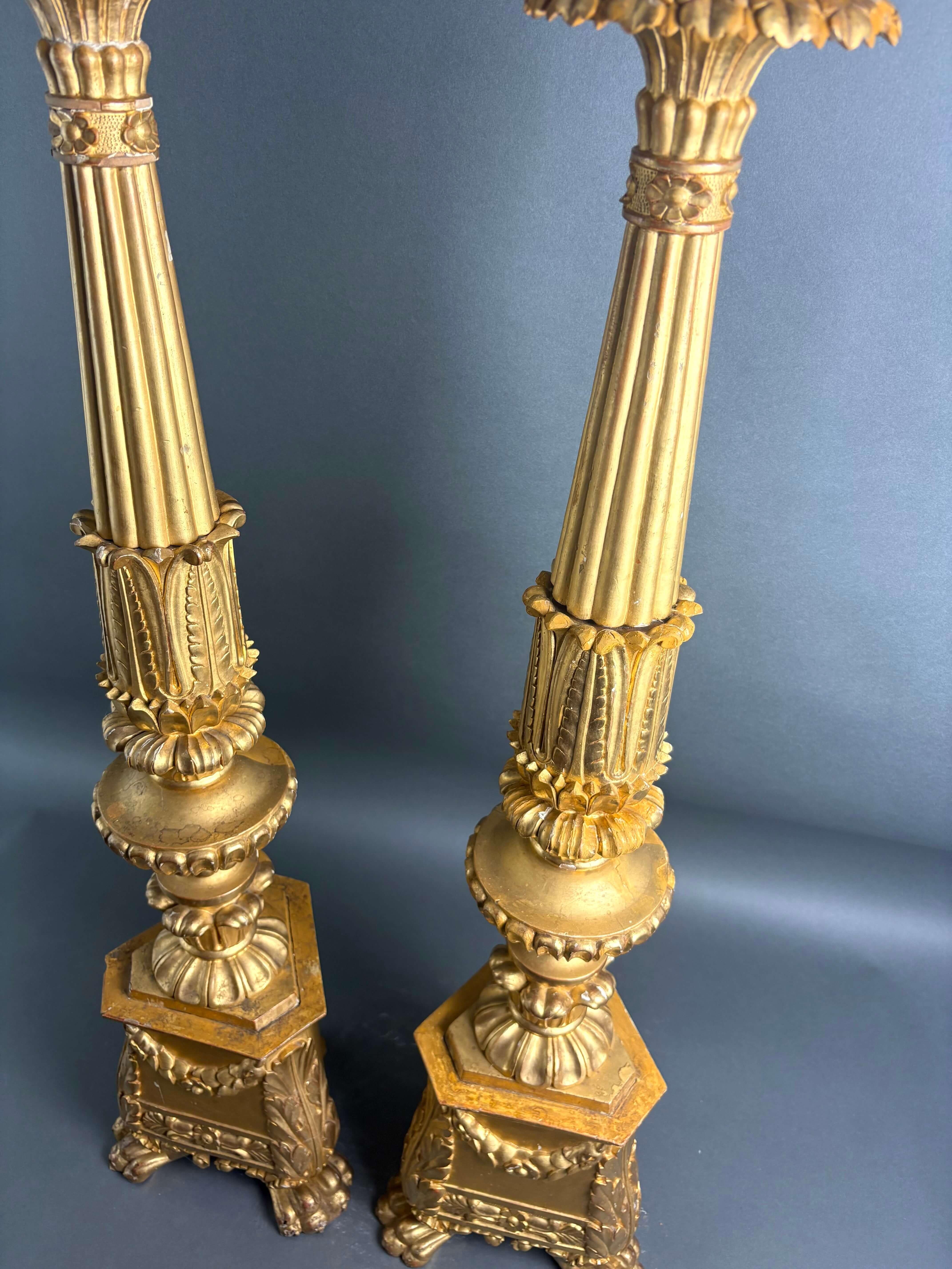 Imponente Coppia di Candelabri Portacero Legno Dorato XVIII secolo (Vergoldet) im Angebot