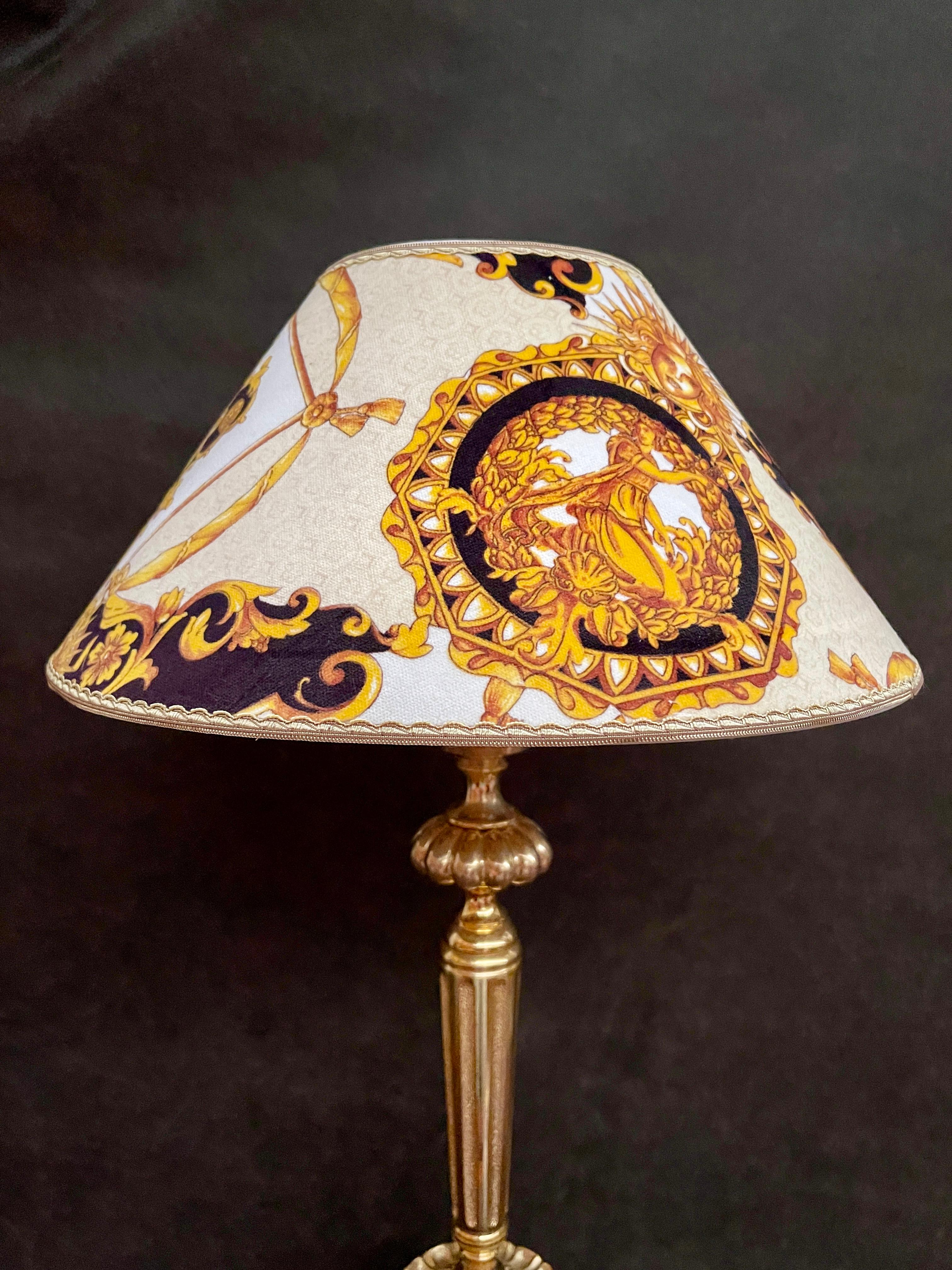 Imponente coppia di lampade da tavolo in stile classico versailles, XX secolo in vendita 3