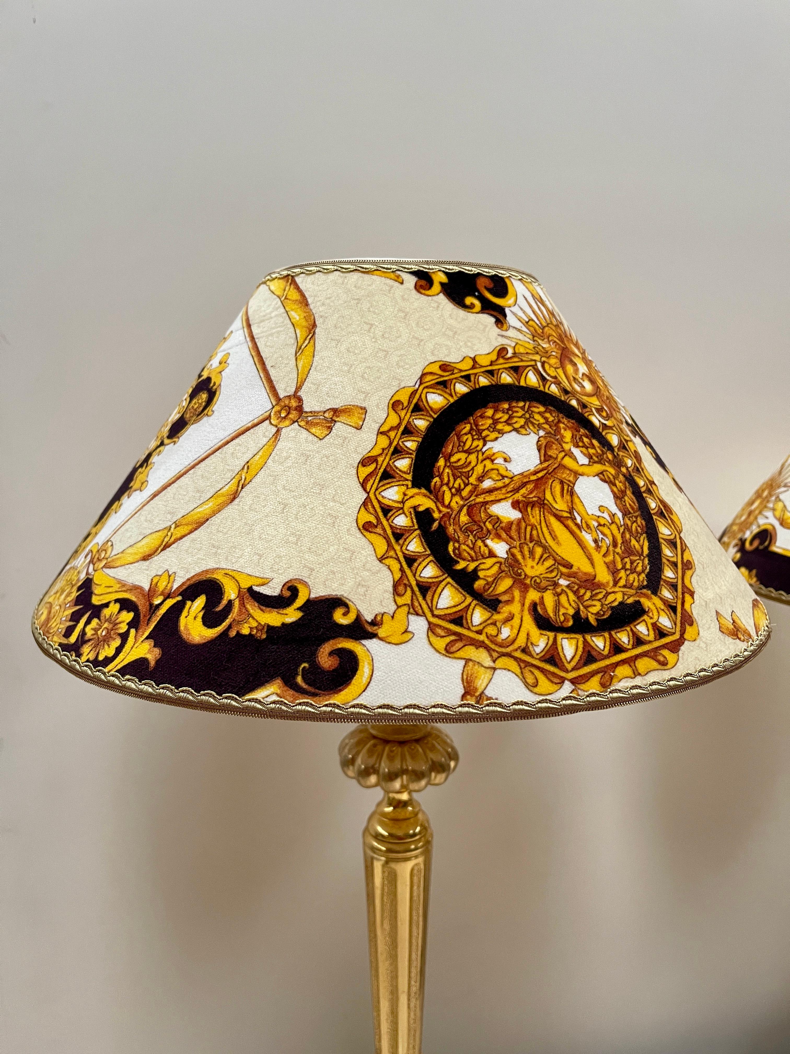 Fatto a mano Imponente coppia di lampade da tavolo in stile classico versailles, XX secolo in vendita