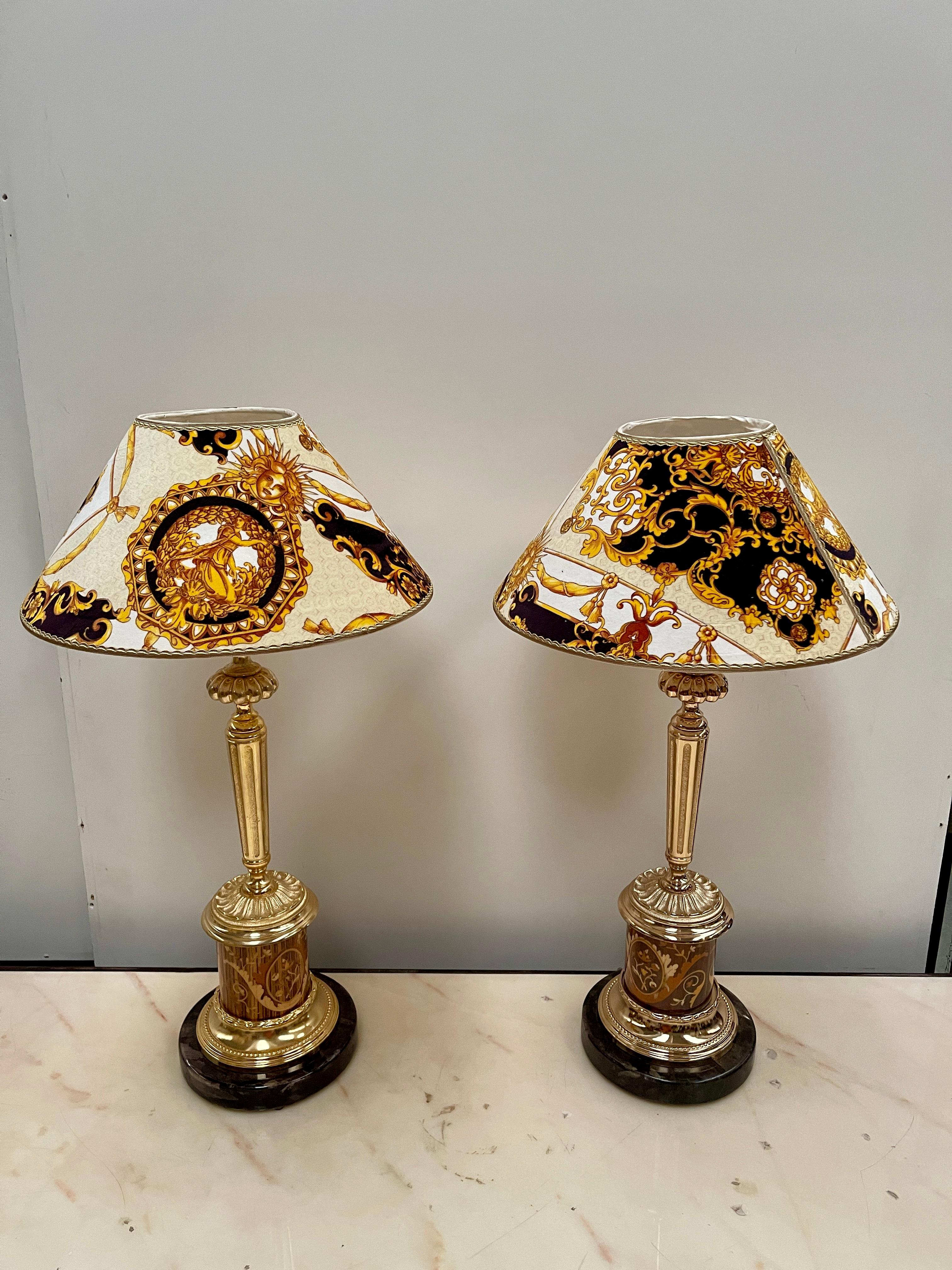 Imponente coppia di lampade da tavolo in stile classico versailles, XX secolo In condizioni buone in vendita a Cantù, IT