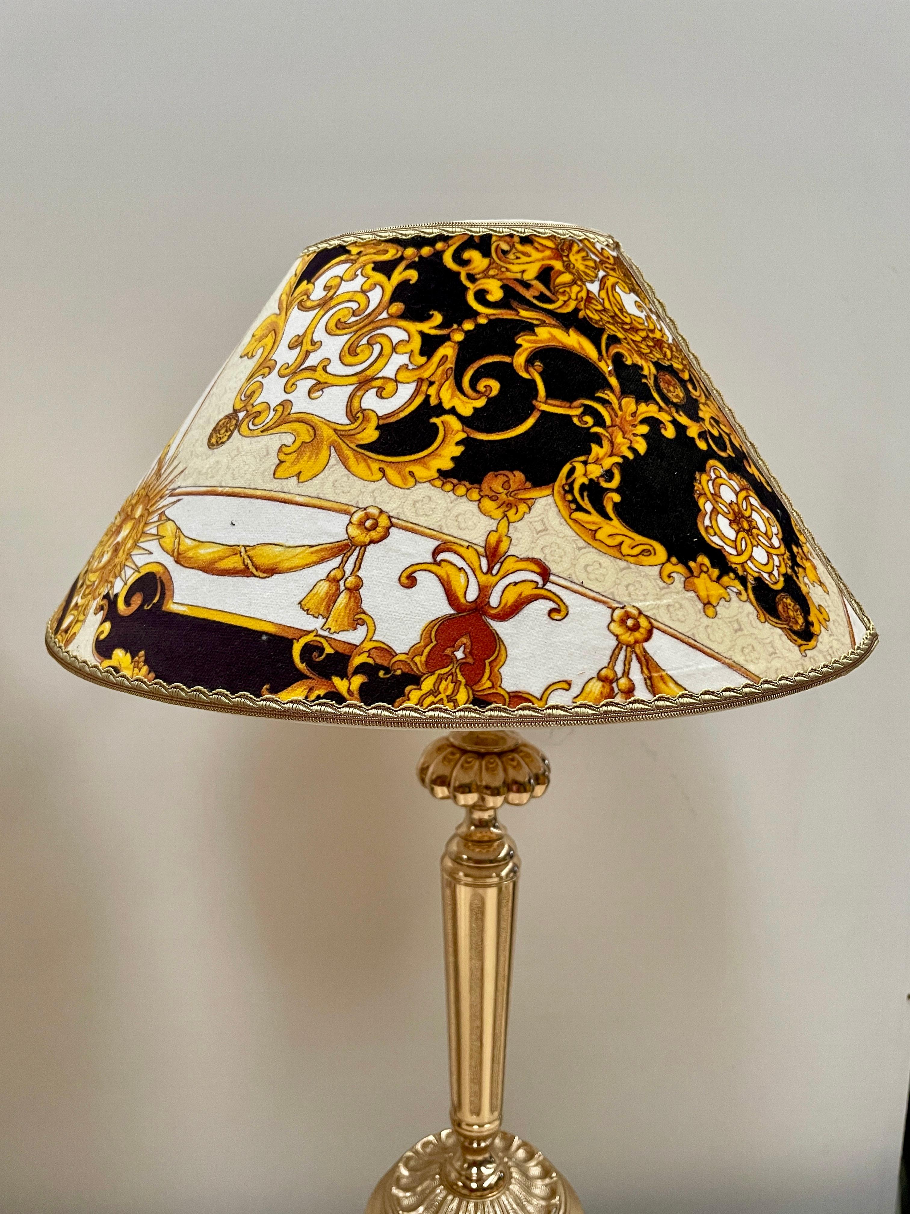 20th Century Imponente coppia di lampade da tavolo in stile classico versailles, XX secolo in vendita