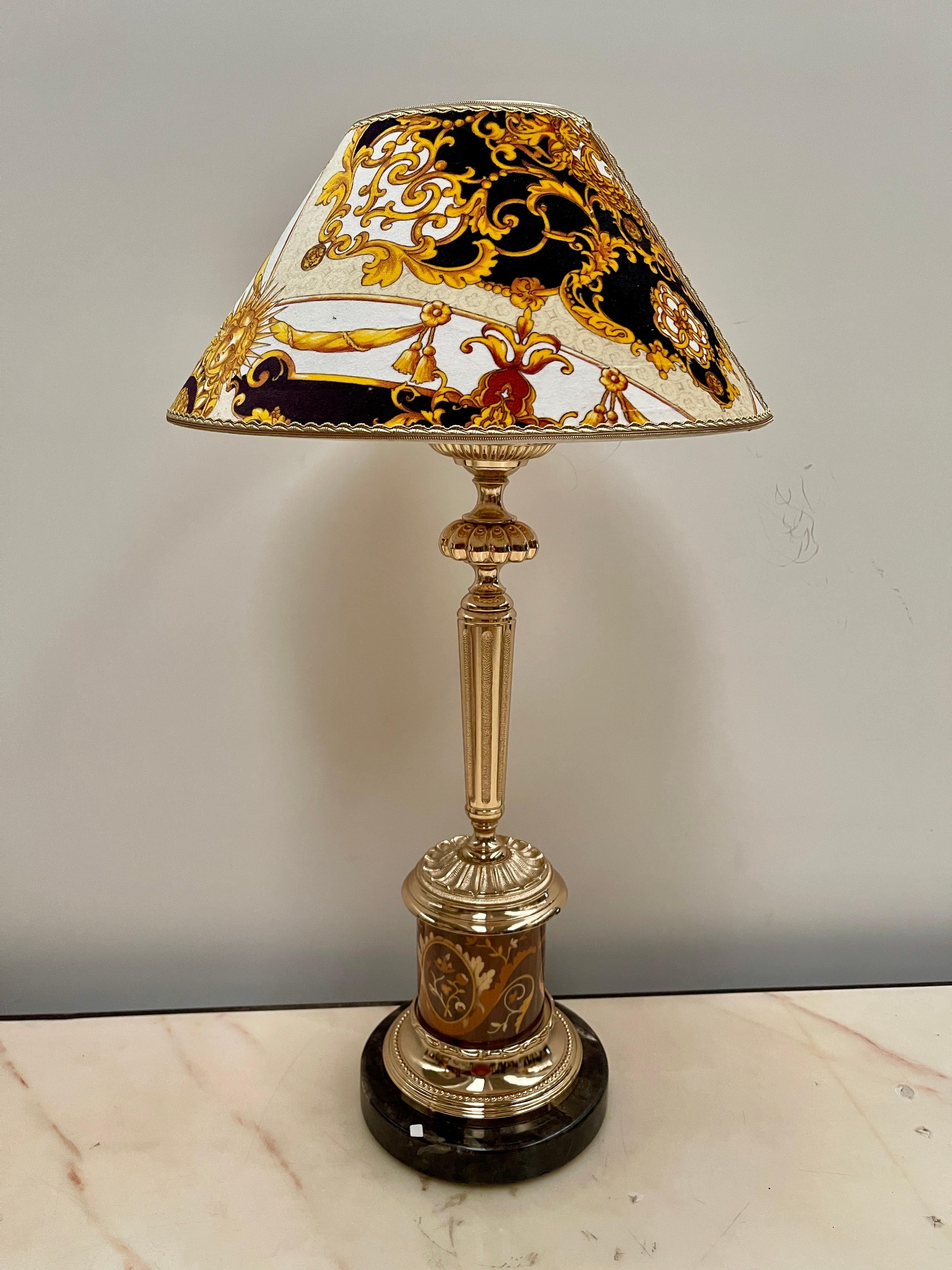 Bronzo Imponente coppia di lampade da tavolo in stile classico versailles, XX secolo in vendita