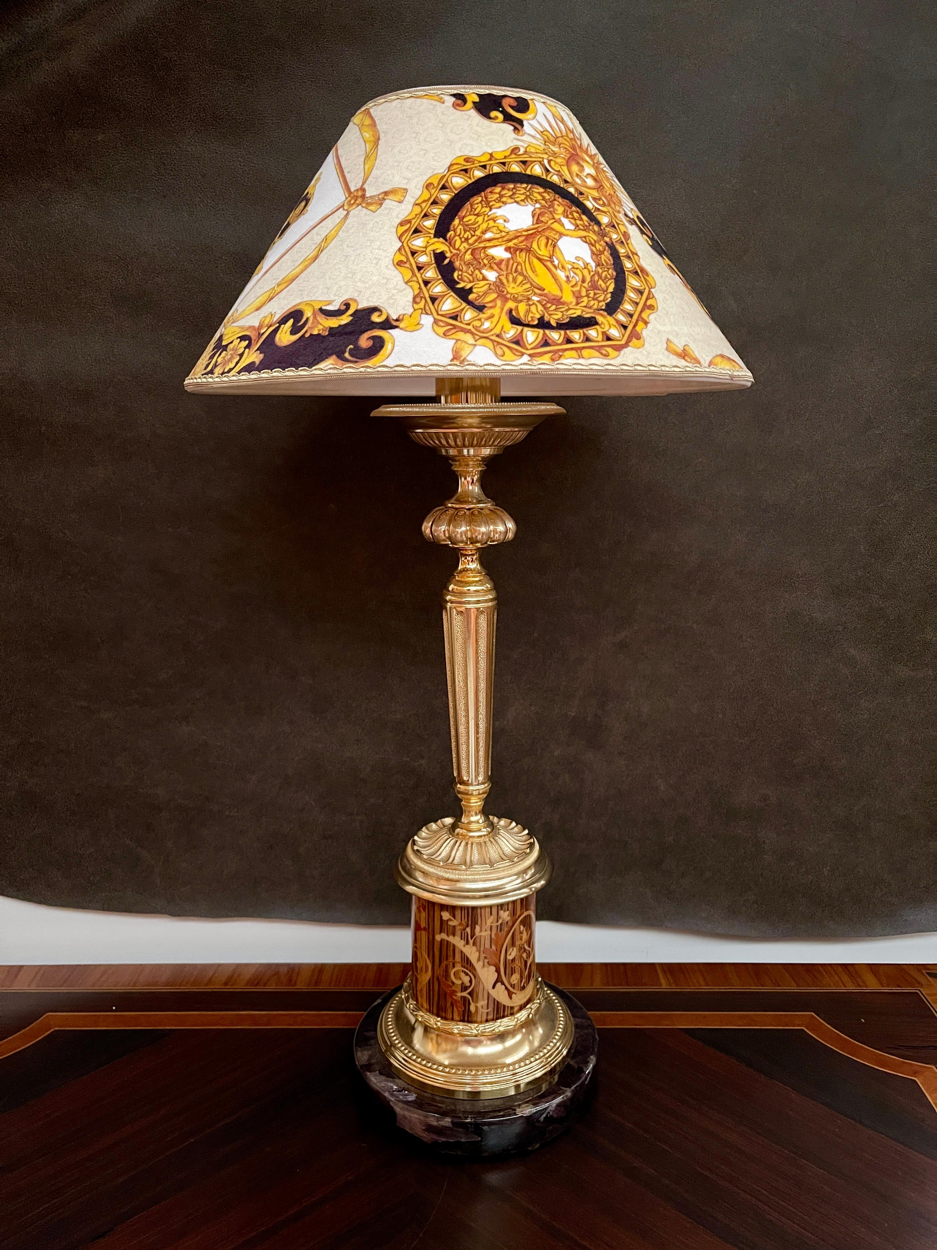 Imponente coppia di lampade da tavolo in stile classico versailles, XX secolo in vendita 1