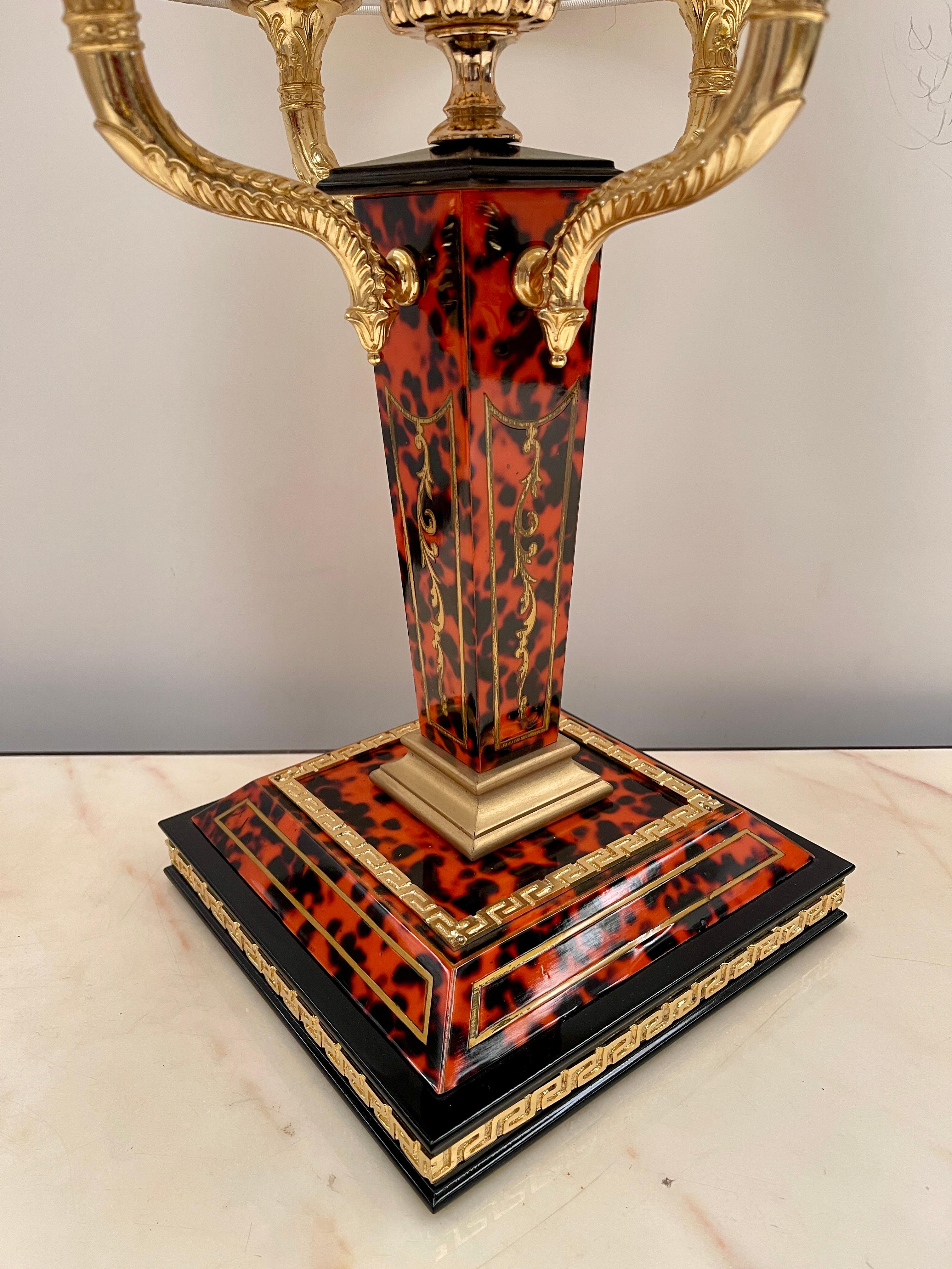 Stile impero Imponente lampada da tavolo in stile Impero con paralume classico versailles, XX in vendita