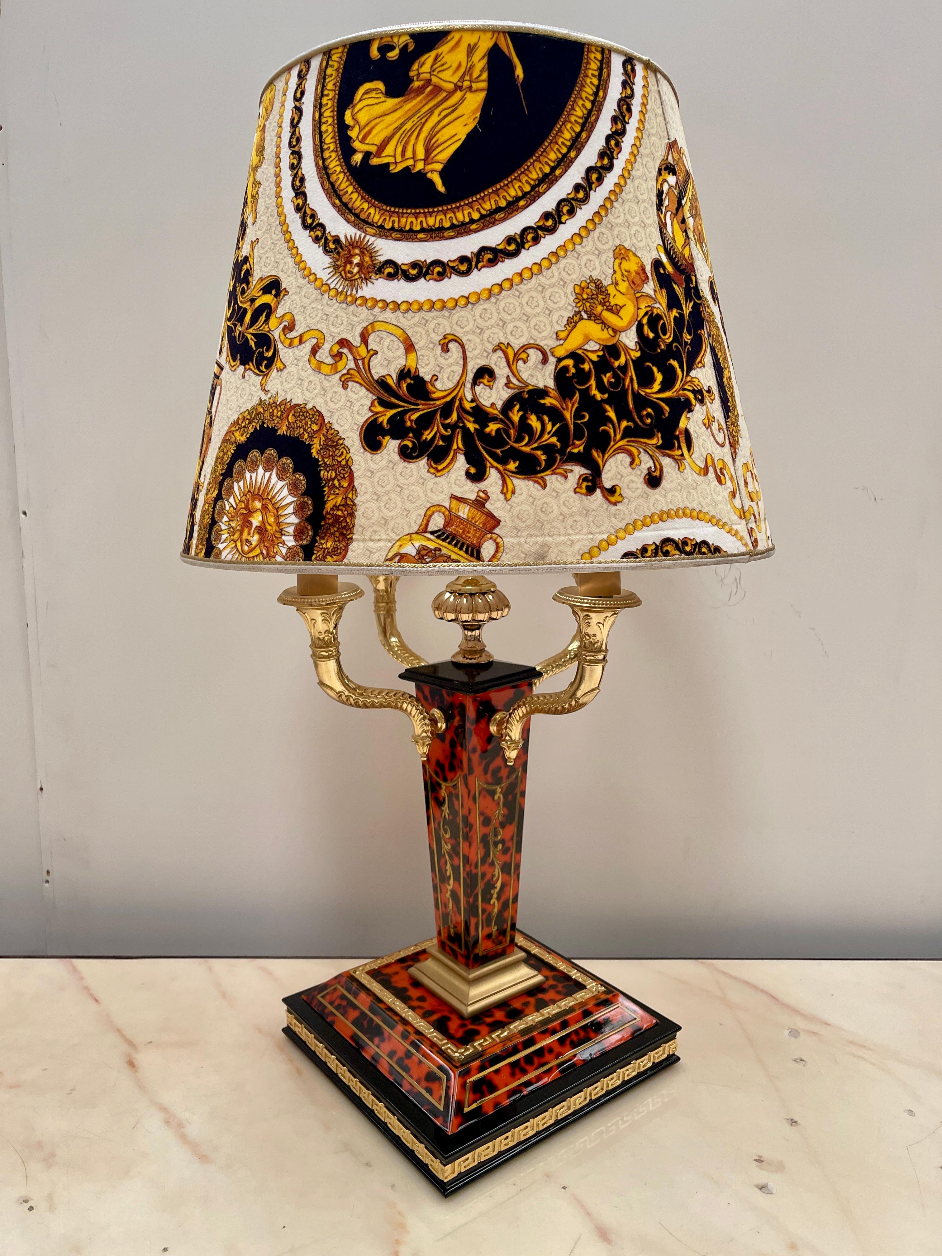 Italian Imponente lampada da tavolo in stile Impero con paralume classico versailles, XX in vendita