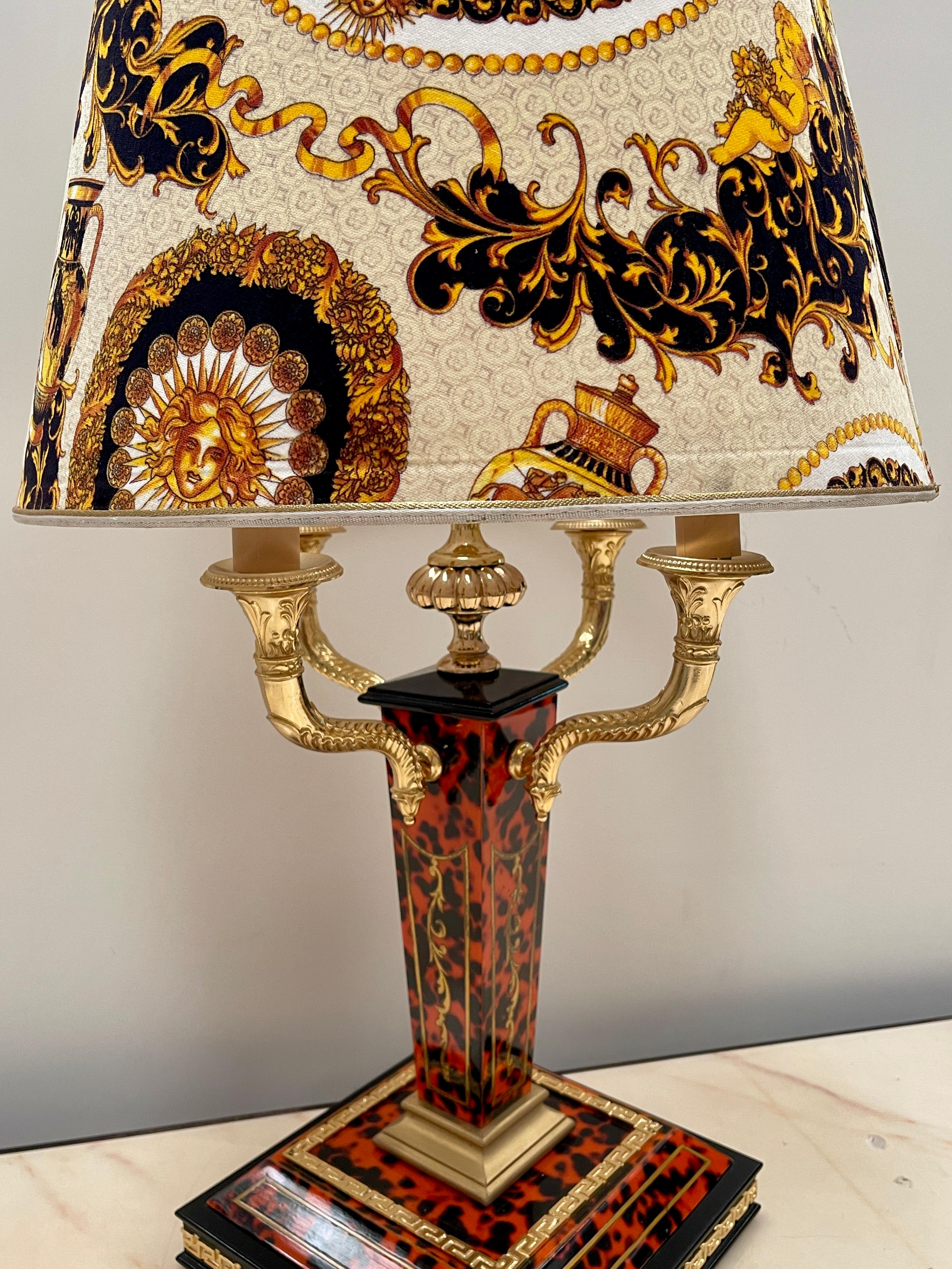 Altro Imponente lampada da tavolo in stile Impero con paralume classico versailles, XX in vendita