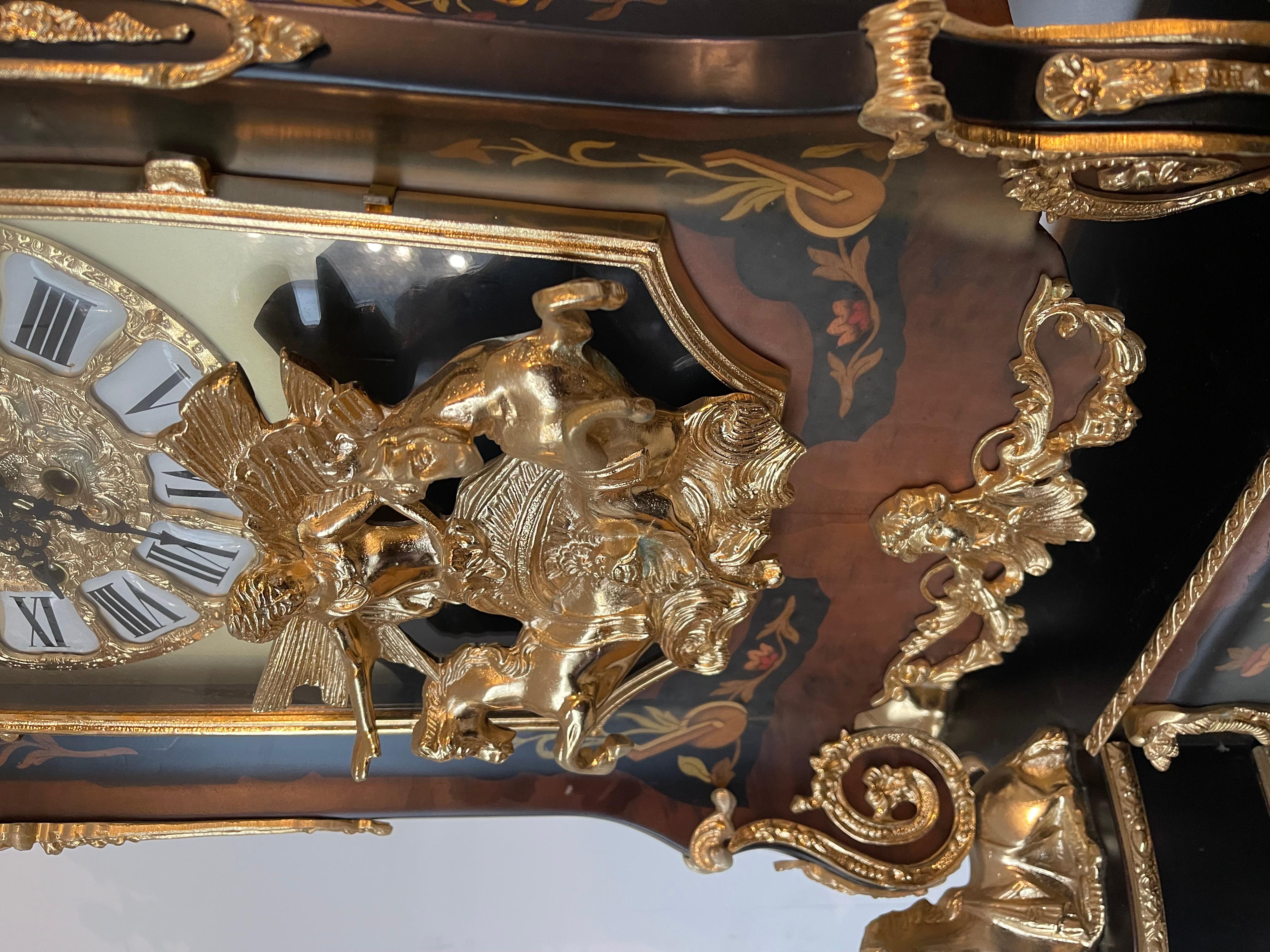 Imponente orologio a pendolo e console in stile francese secolo XX in vendita 4