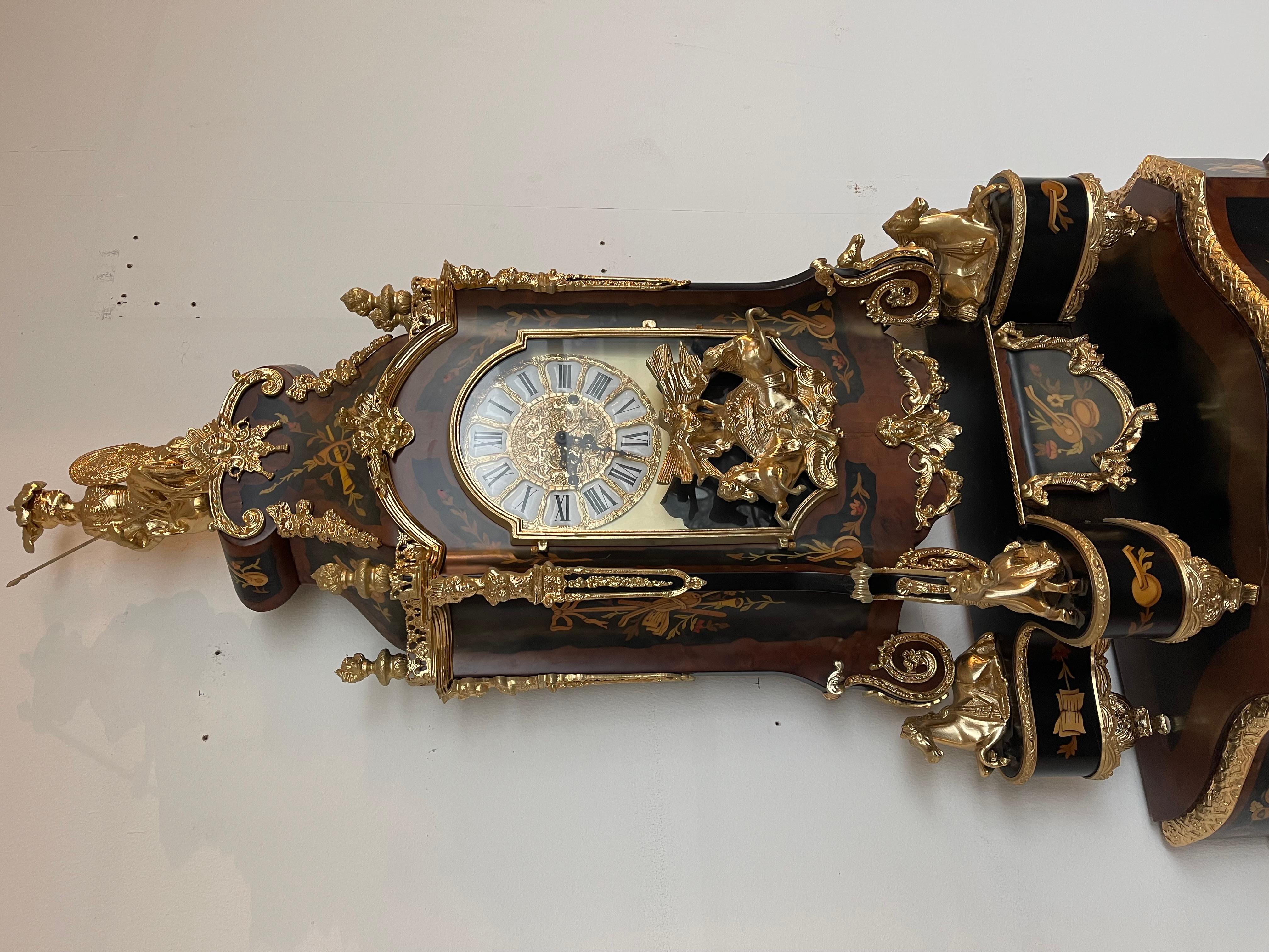 Luigi XIII Imponente orologio a pendolo e console in stile francese secolo XX in vendita
