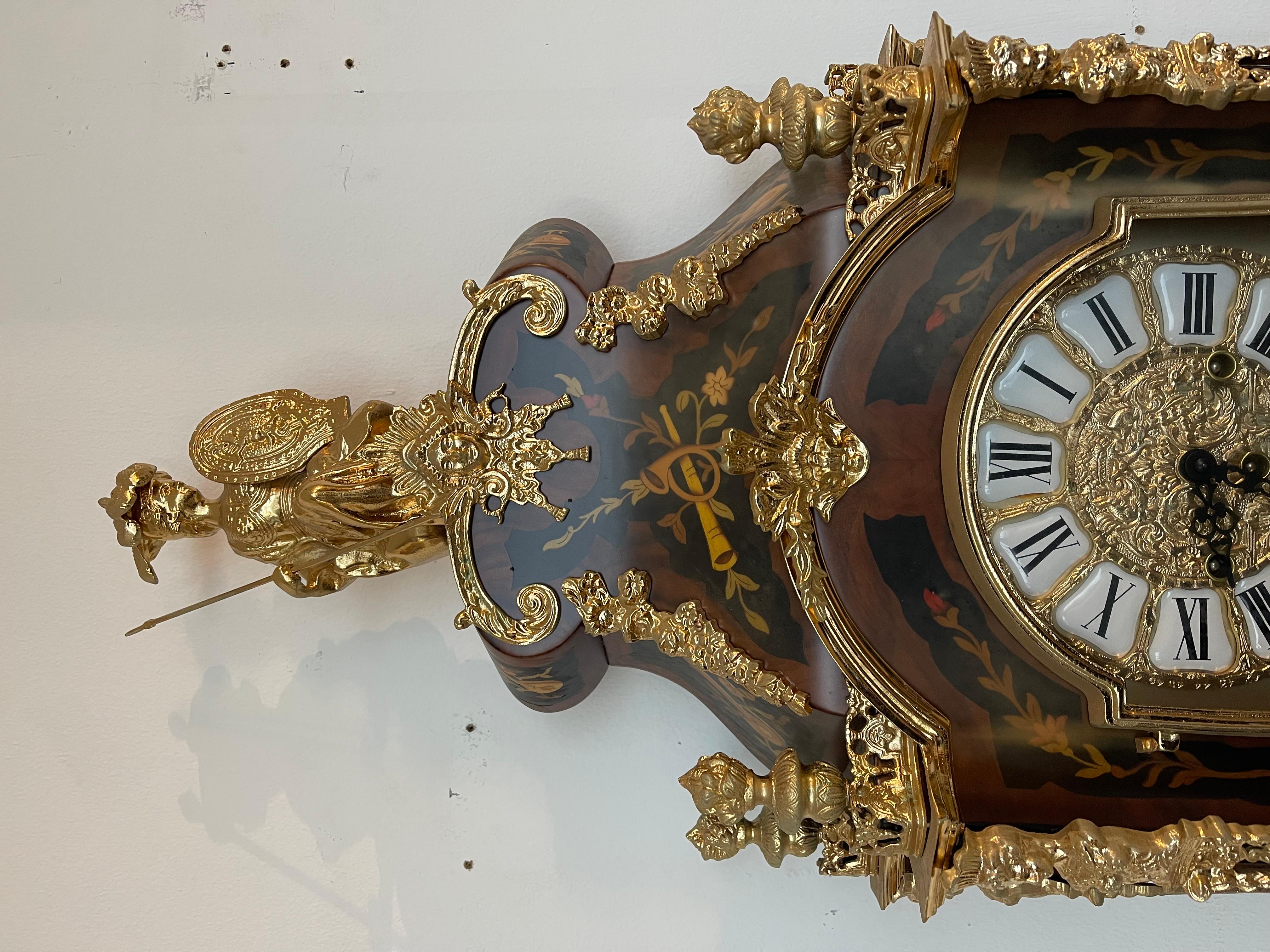 Imponente orologio a pendolo e console in stile francese secolo XX In condizioni ottime in vendita a Cantù, IT