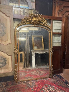 Impressionnant miroir en bois sculpté et doré, Italie