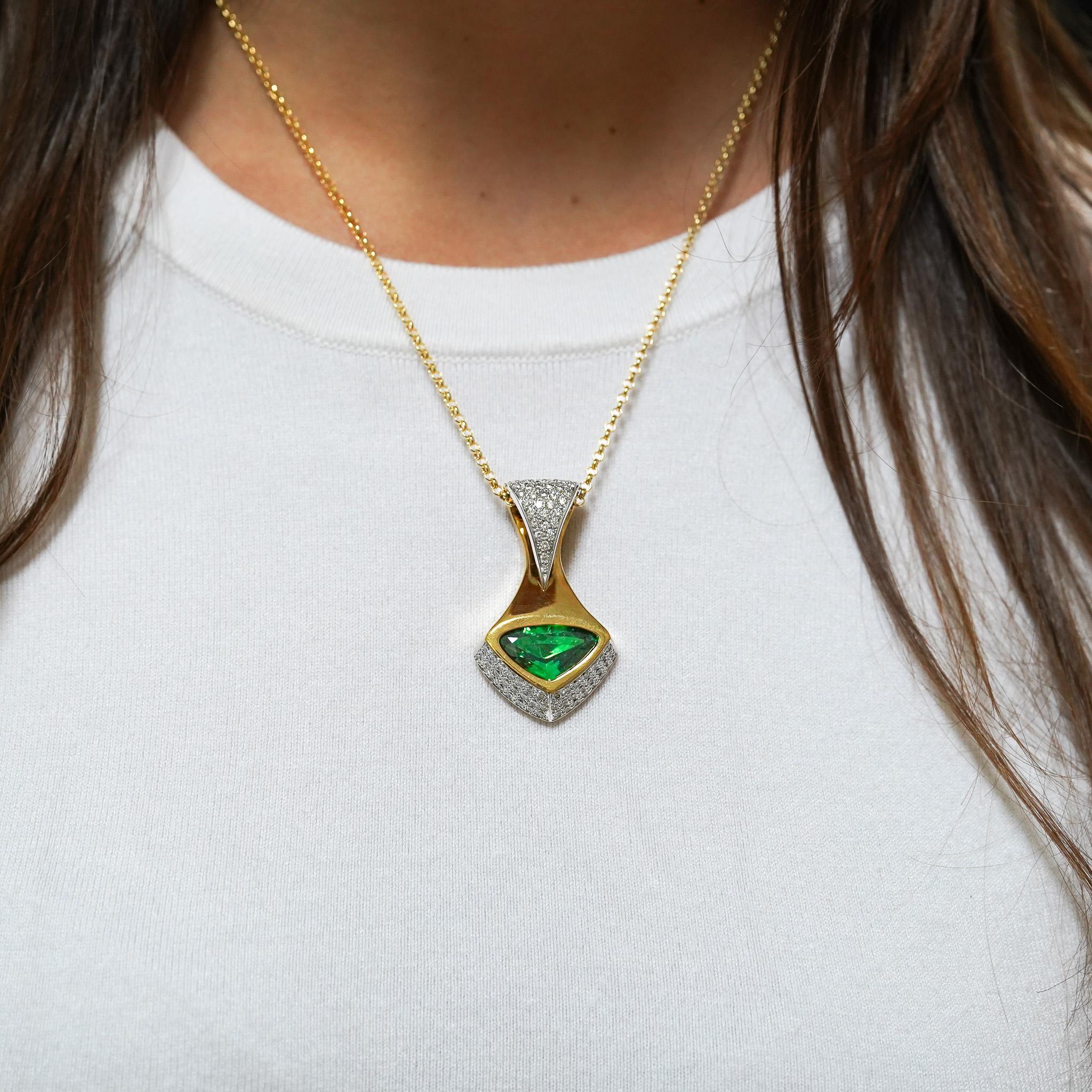 Contemporain Important 11 Carat Vivid Green Tsavorite 18K Gold Pendant Necklace en vente