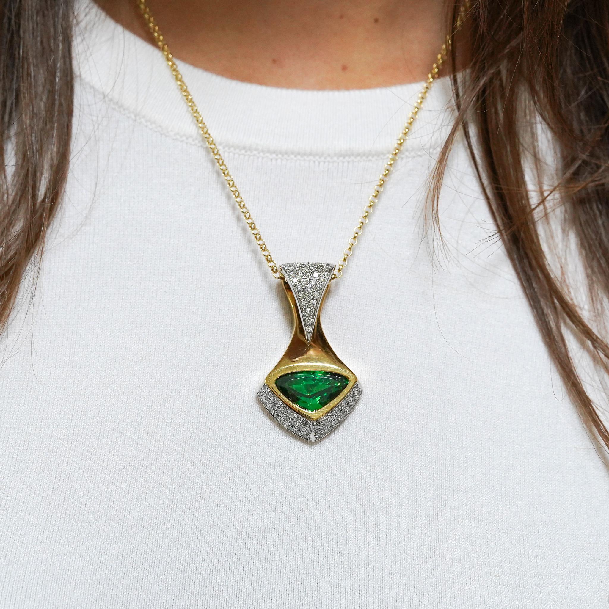 Taille trillion Important 11 Carat Vivid Green Tsavorite 18K Gold Pendant Necklace en vente