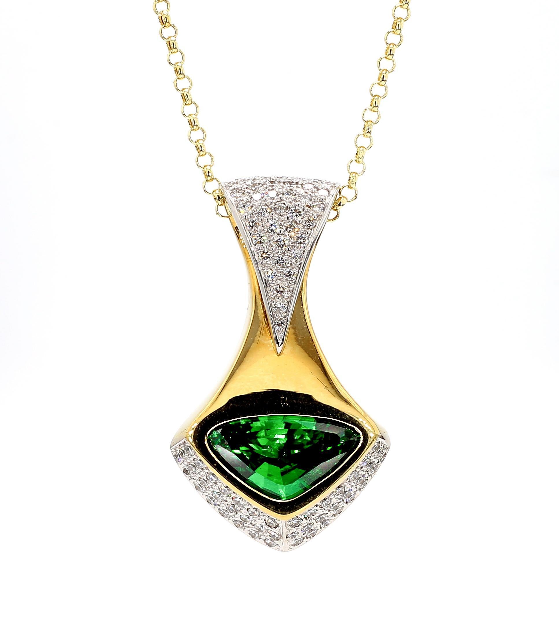 Important 11 Carat Vivid Green Tsavorite 18K Gold Pendant Necklace Pour femmes en vente