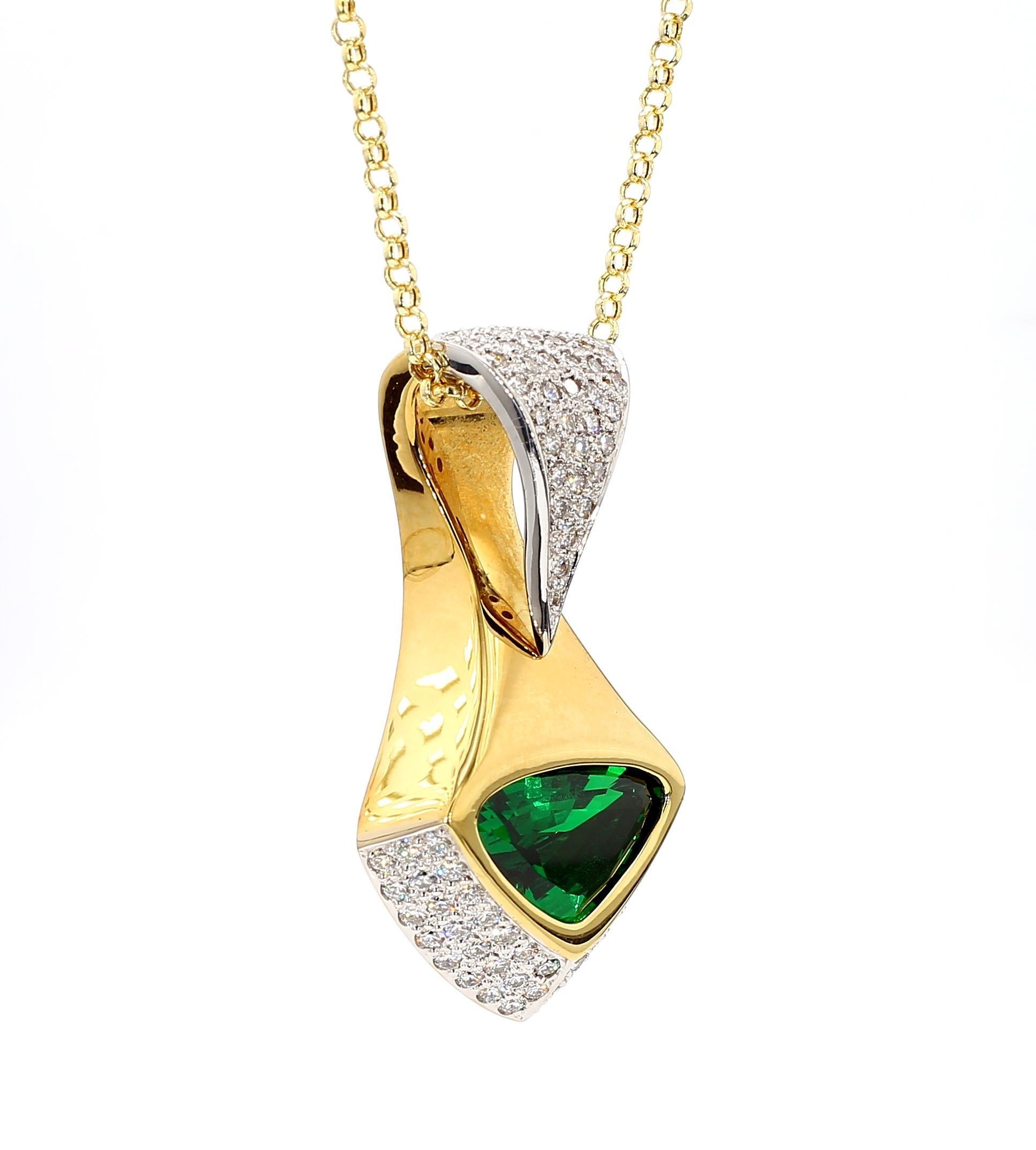 Important 11 Carat Vivid Green Tsavorite 18K Gold Pendant Necklace en vente 2