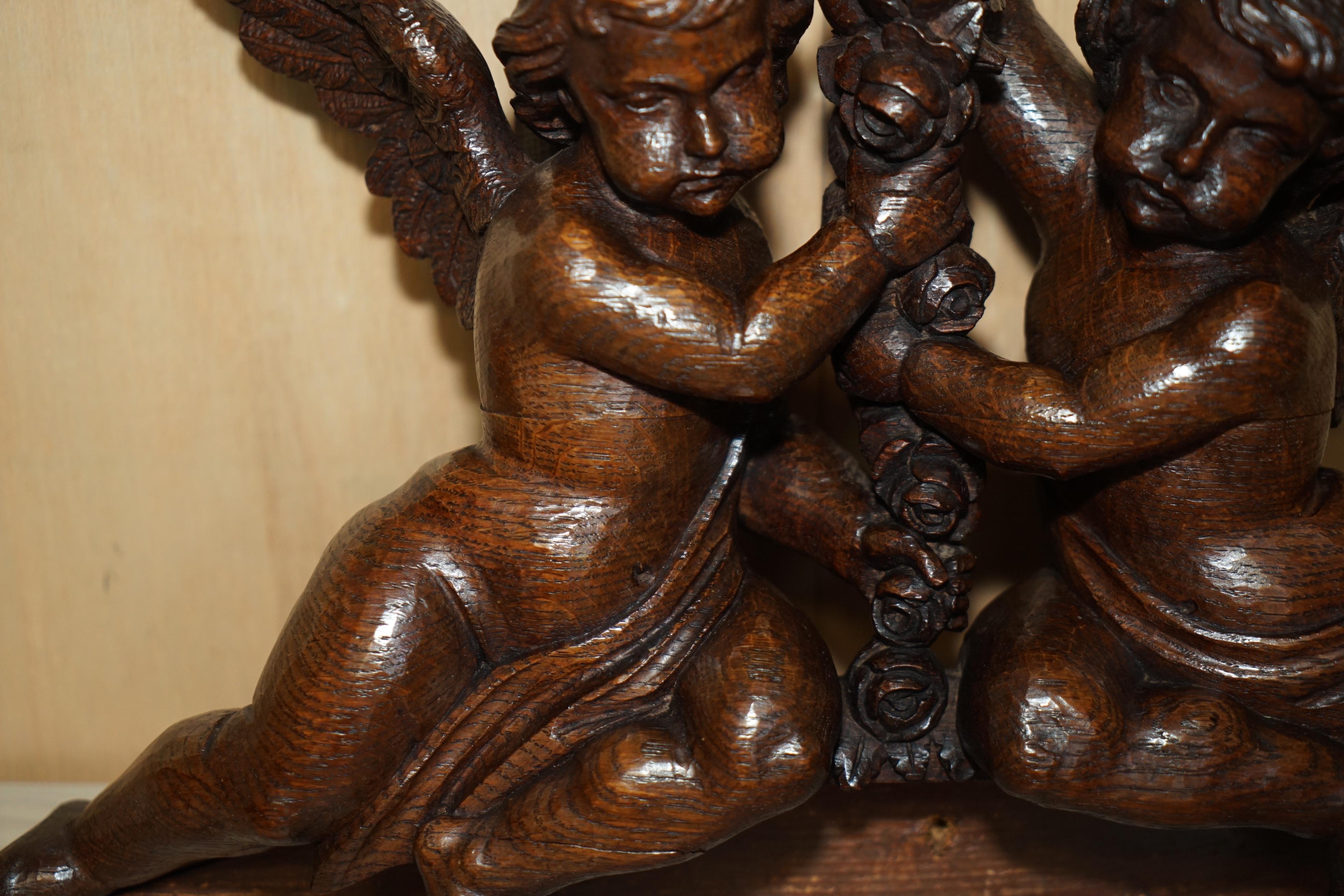 English IMPORTANT 17TH CENTURY CIRCA 1680 OAK CARVED SURMOUNT OF CHERUB ANGELS & FLOWERs For Sale