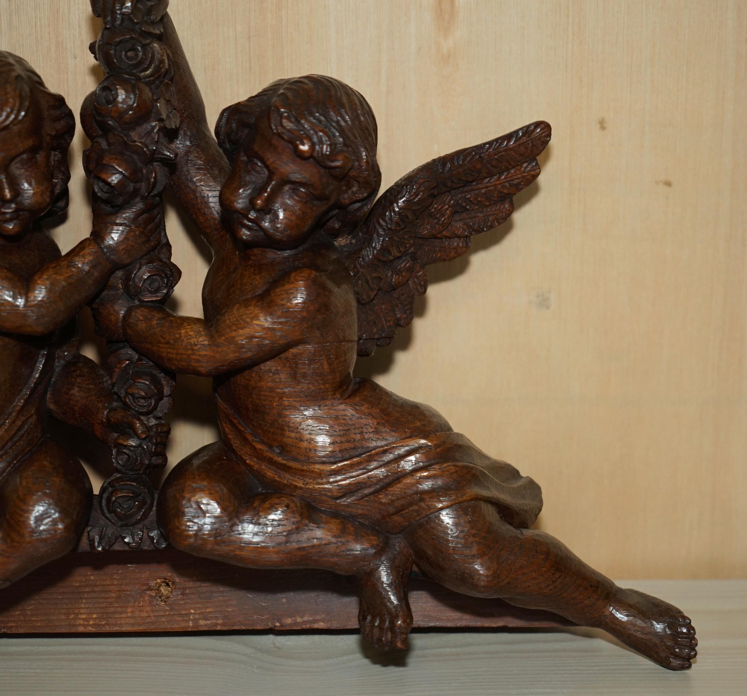 IMPORTANT 17TH CENTURY CIRCA 1680 OAK CARVED SURMOUNT OF CHERUB ANGELS & FLOWERs In Good Condition For Sale In West Sussex, Pulborough