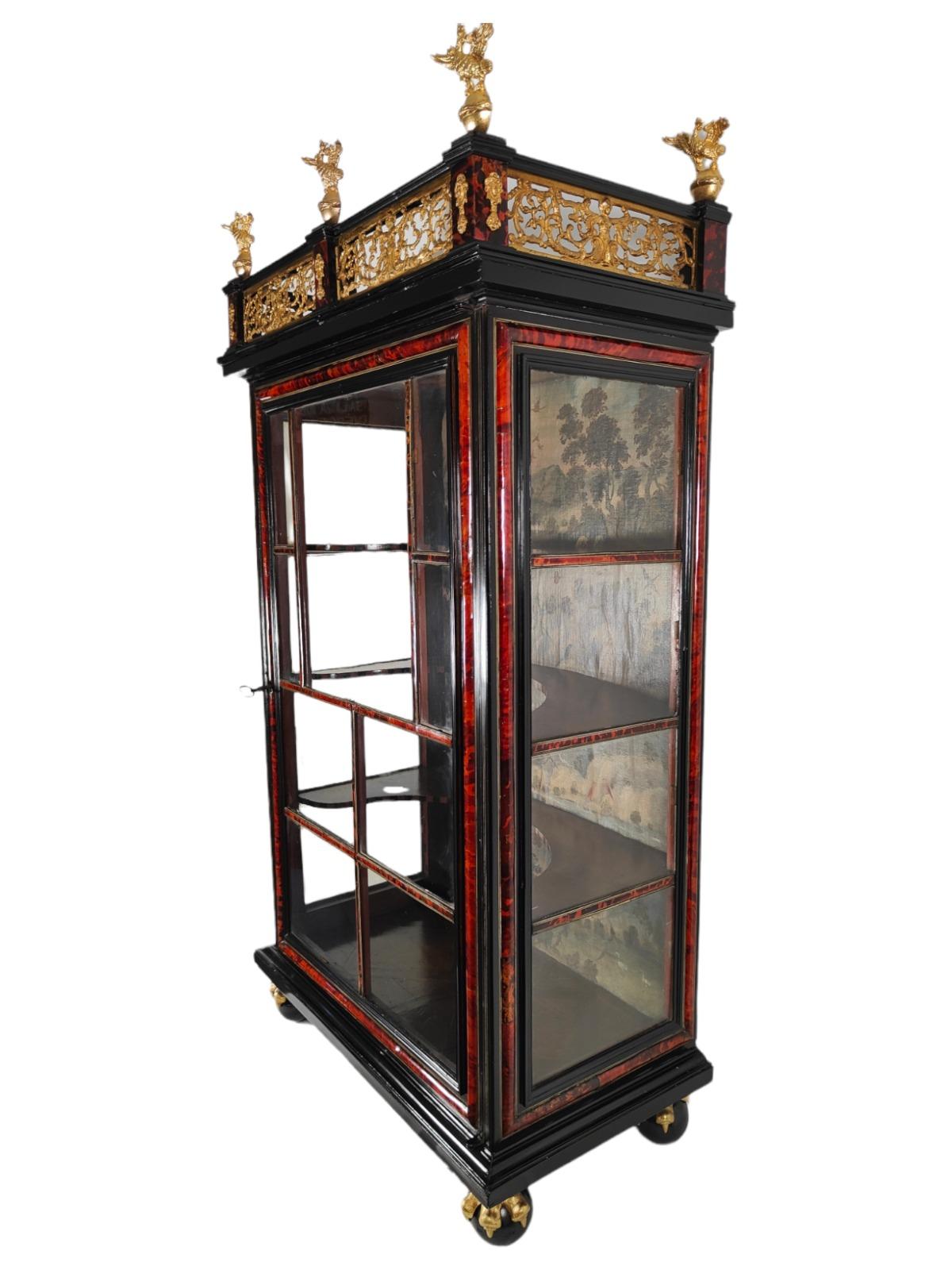 Important 17th Century Display/ Vitrine In Good Condition In Madrid, ES
