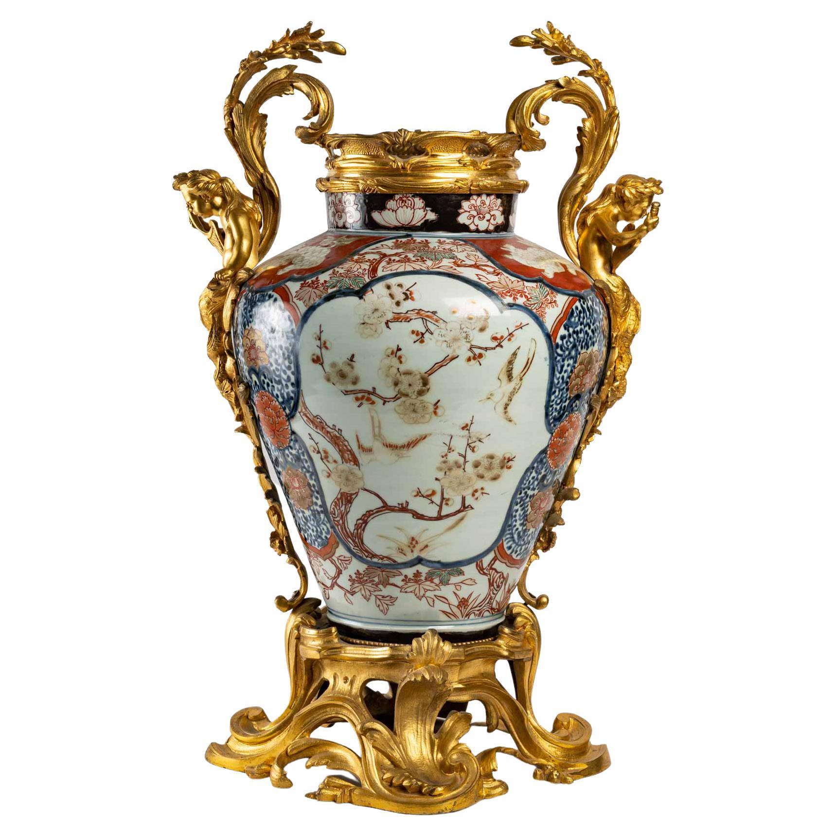 Important 17th century Imari vase, mounted in gilt bronze in the 19th century.
Measures: H: 67 cm, W: 44 cm, D: 36 cm.