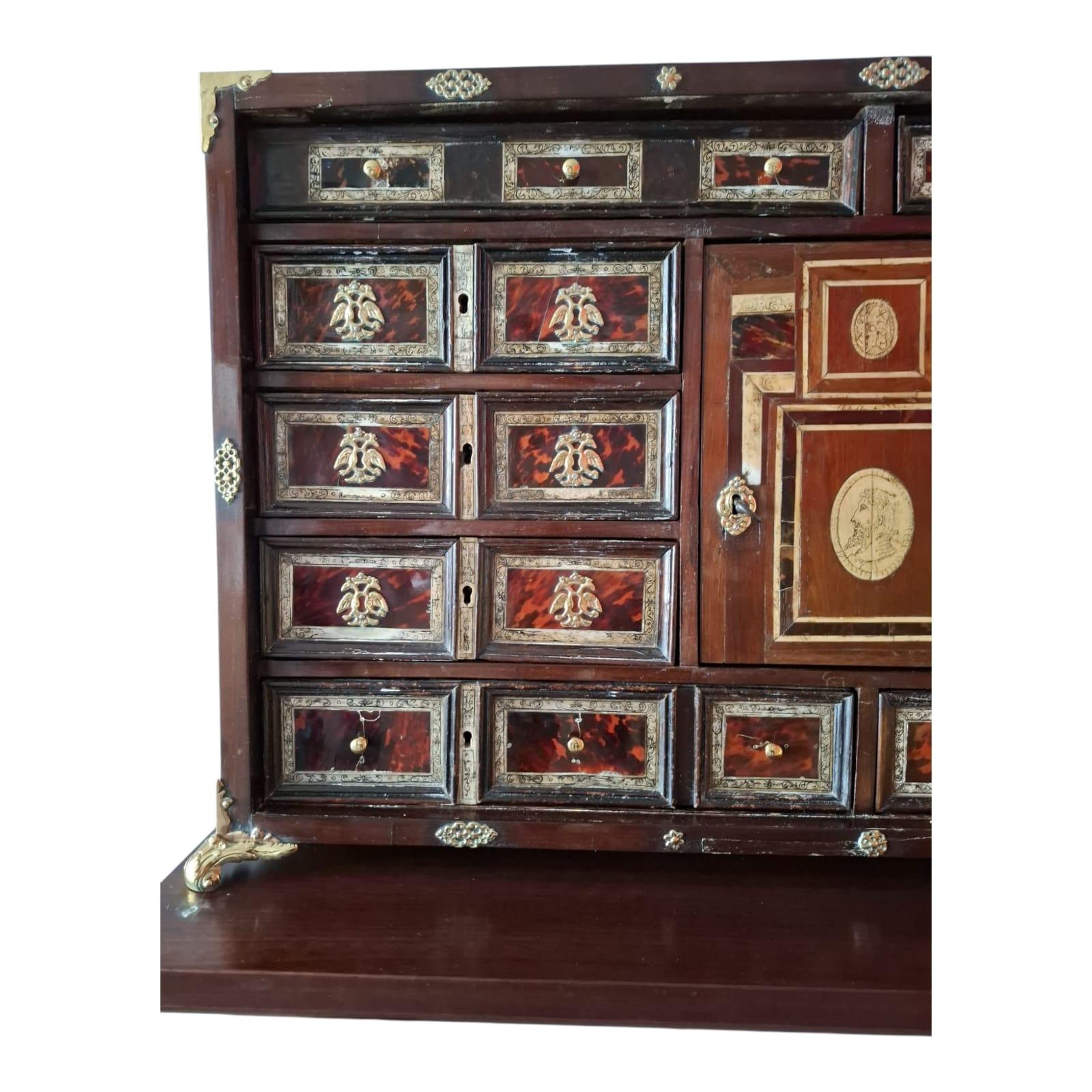 Importante mobile italiano del XVII secolo (Bargueño)

Eccezionale mobile bargueño italiano del XVII secolo, finemente lavorato in legno di frutto con squisiti intarsi in tartaruga e osso inciso e ornato da montature in bronzo dorato.
L'anta