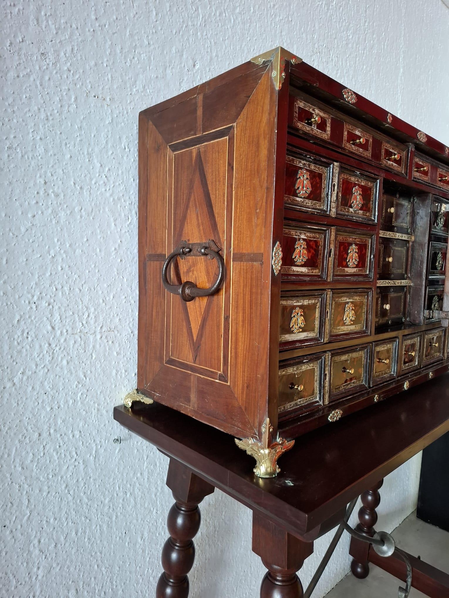 Legno di alberi da frutto Importante mobile italiano del XVII secolo (Bargueño) in vendita