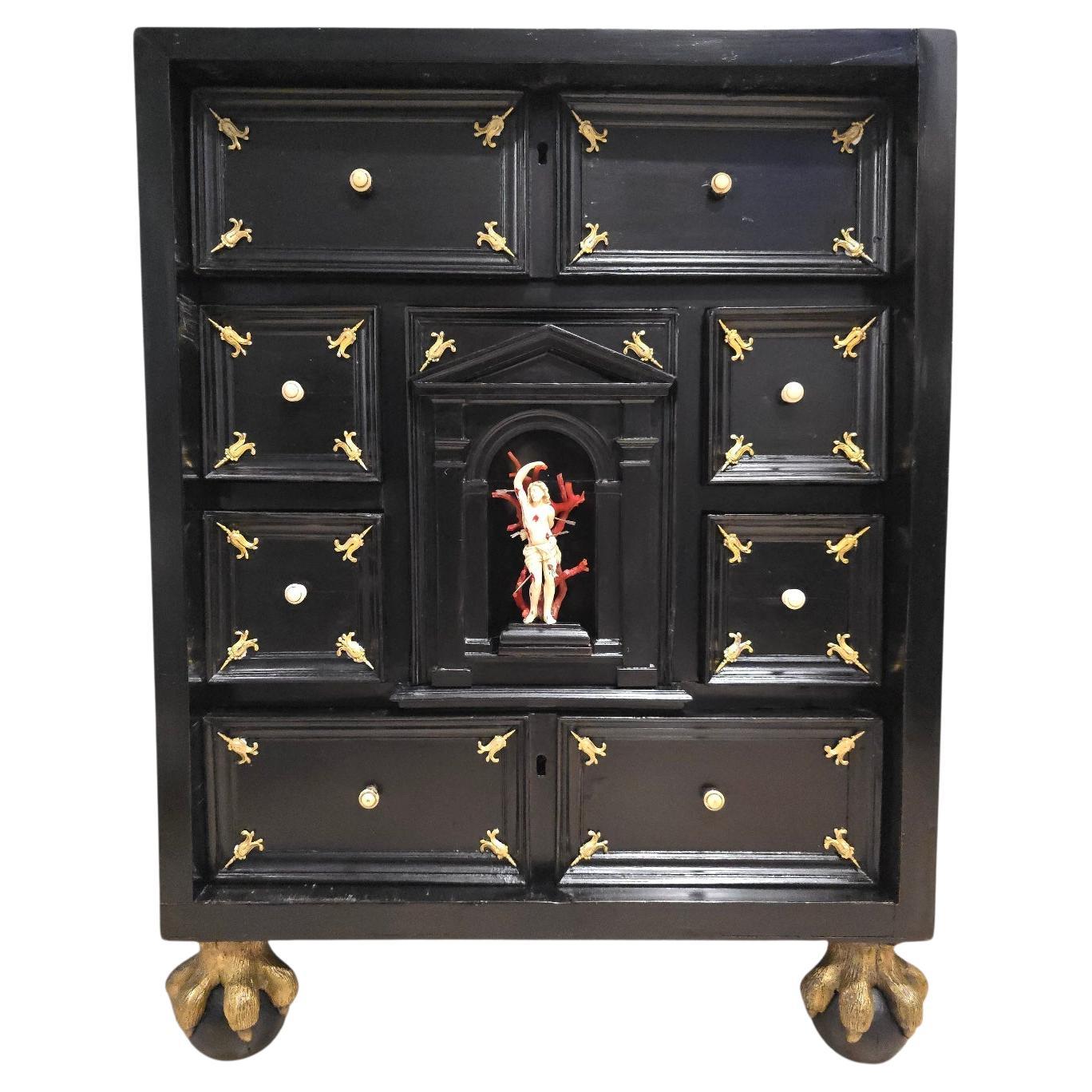 Importante armadio italiano del XVII secolo in legno ebanizzato con montature in bronzo dorato e Sain