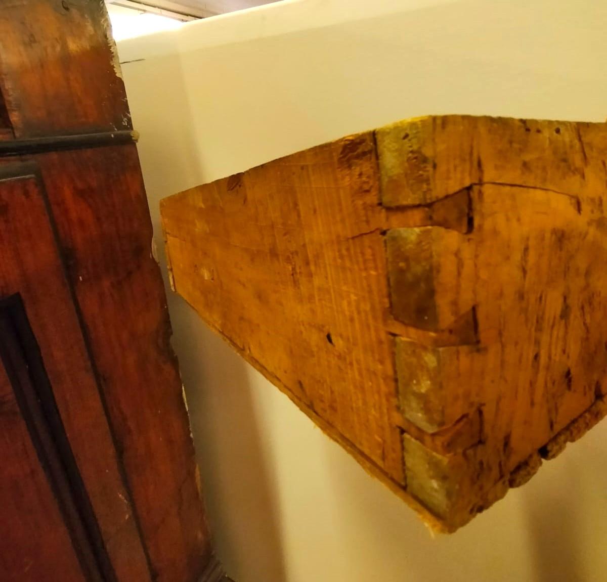 Important 17th Century Solid Walnut Canter from Southern Italy For Sale 5
