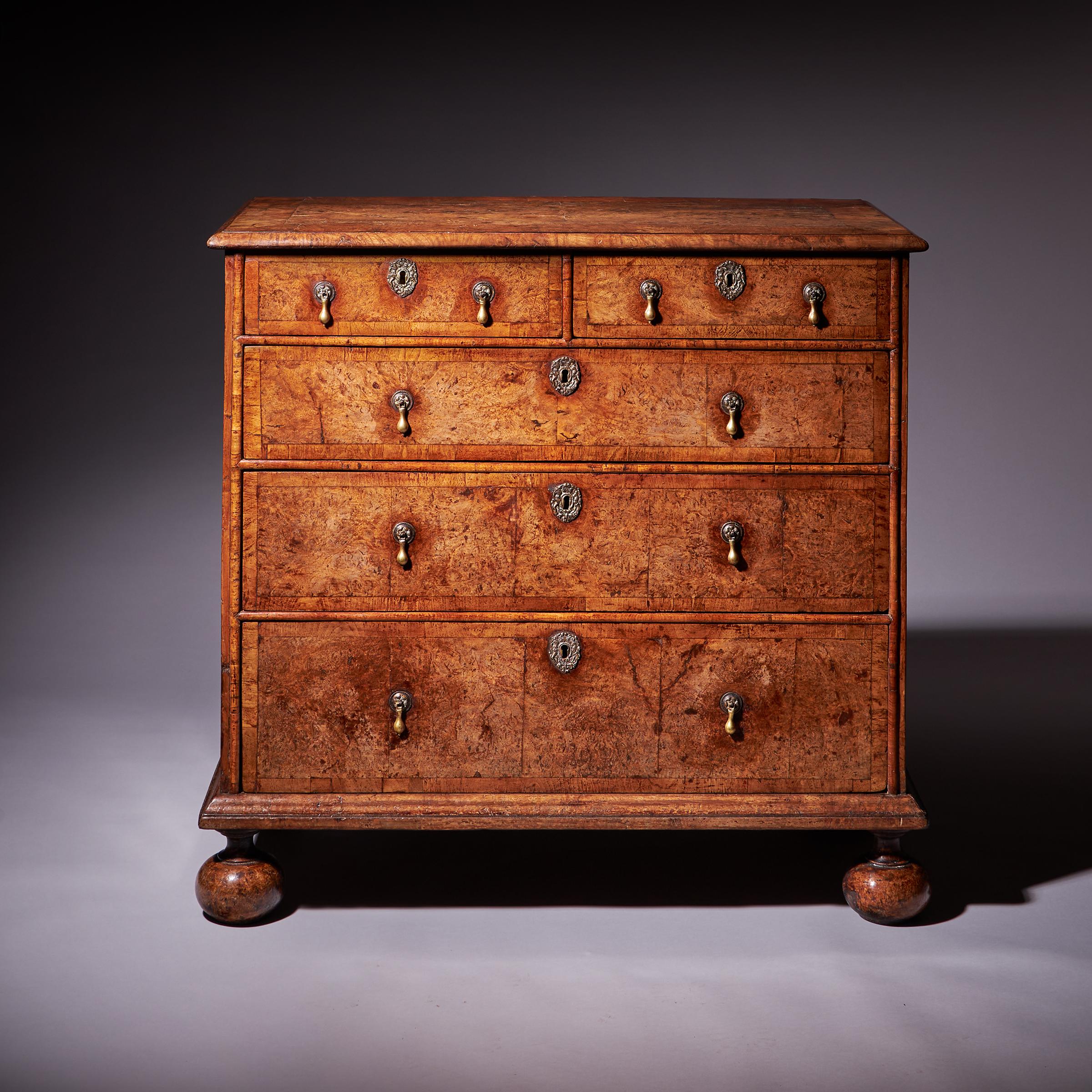 Importante ed estremamente rara cassettiera in Oak Oak e Noce di William & Mary Pollard, CIRCA 1680-1700. Inghilterra

Si tratta di un'importante ed estremamente rara cassettiera del periodo William & Mary che esemplifica l'artigianato inglese