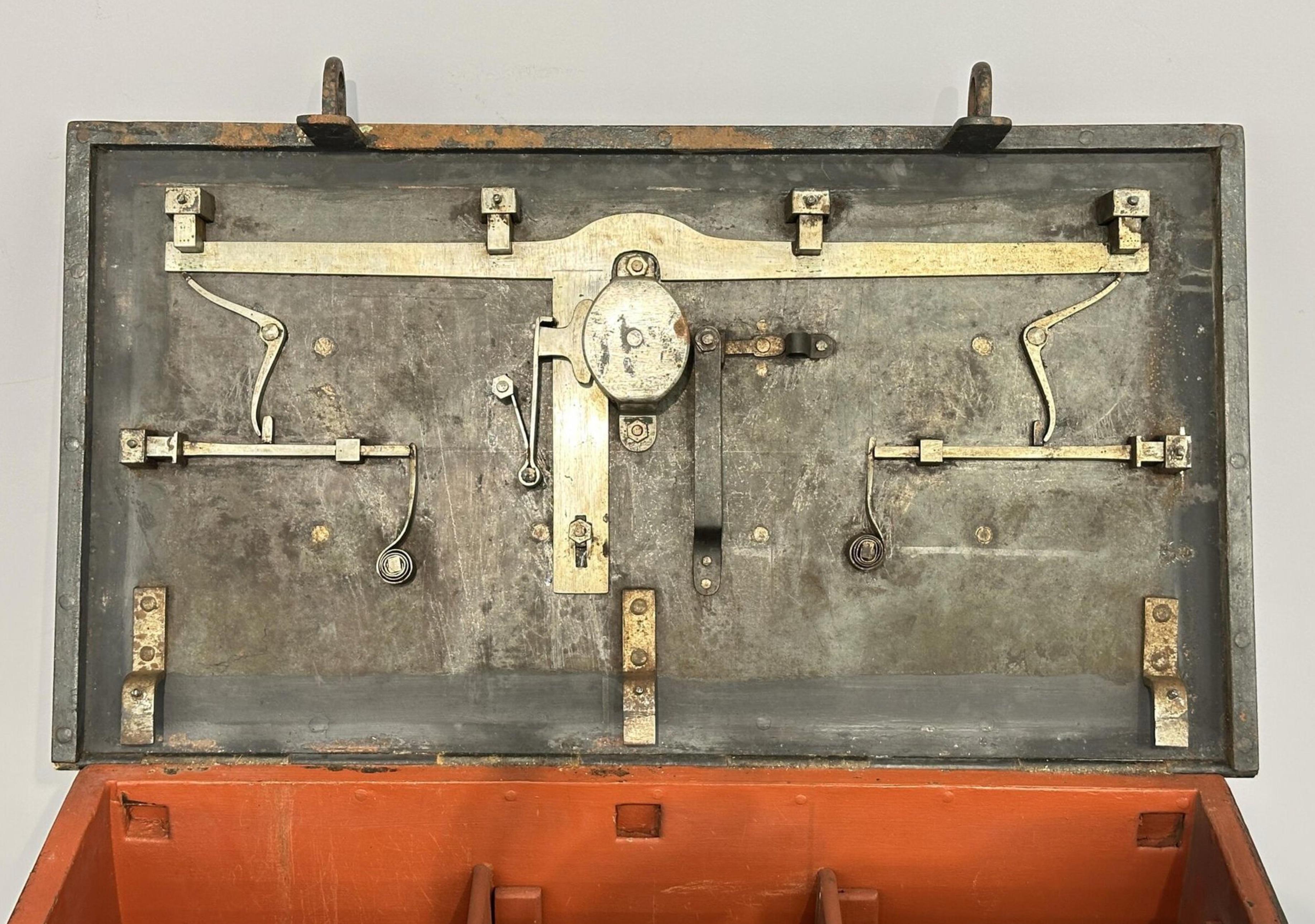 Importante arcón de hierro forjado del siglo XVII procedente de Núremberg.
Buen estado original.
Altura: 39 cm.
Dimensiones: 67 x 37 cm.