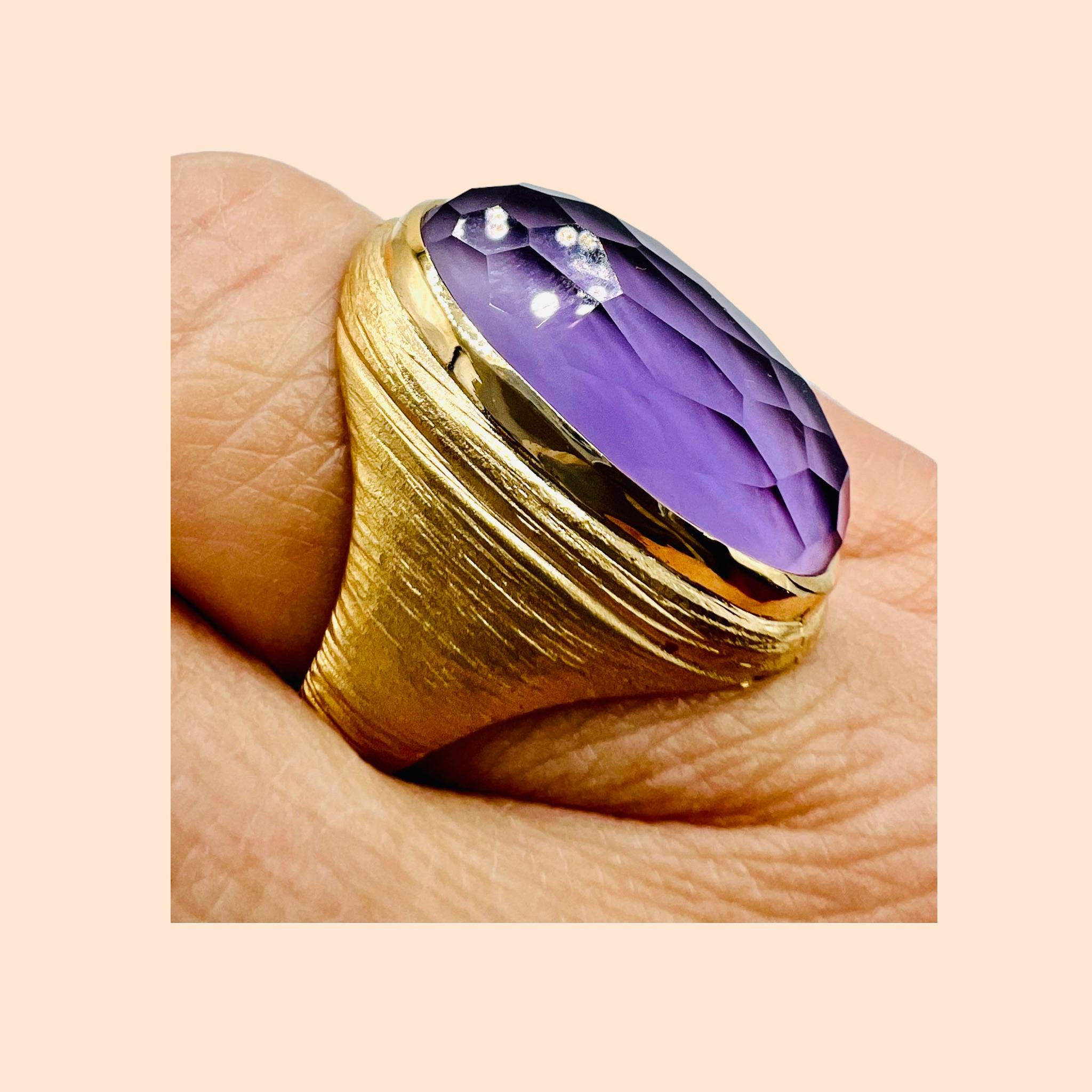 Important 18 carat gold ring set with a faceted amethyst, very luminous.
total weight: 11.09 grams
size 54 or 6.5
length of the stone: about 2.3 cm
width of the stone: about 1.5 cm
size reduction offered if necessary.