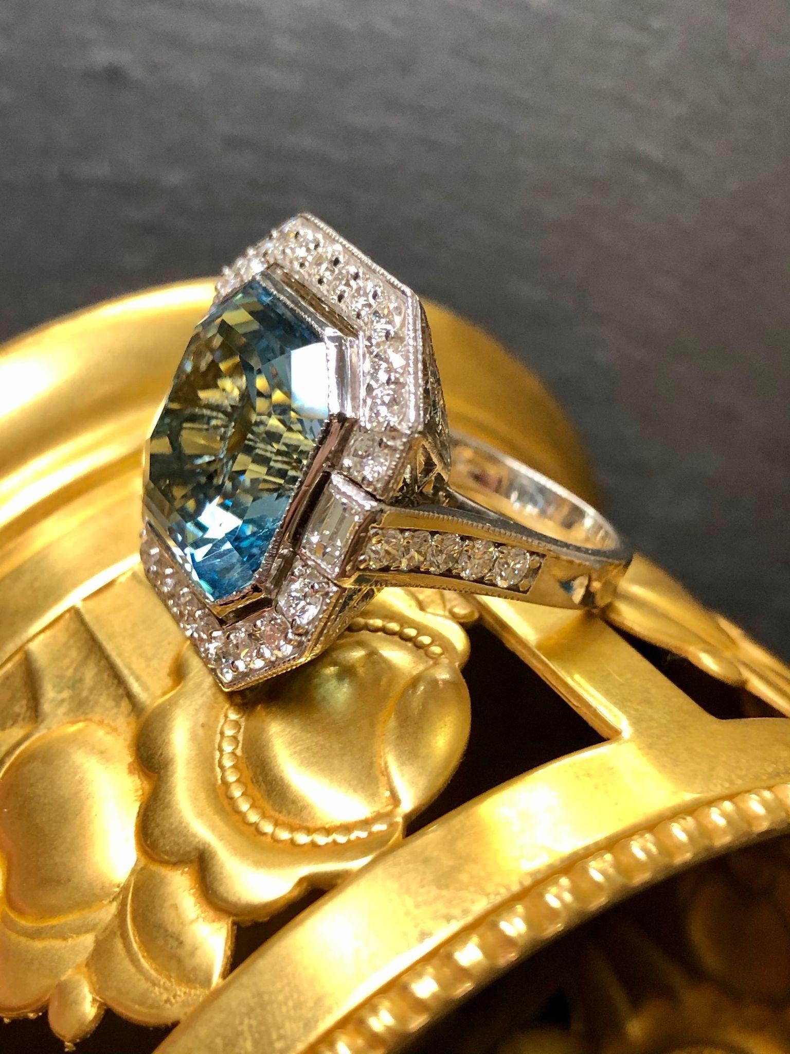 Achteckiger Santa Maria Aquamarin-Diamantring aus 18 Karat 6
