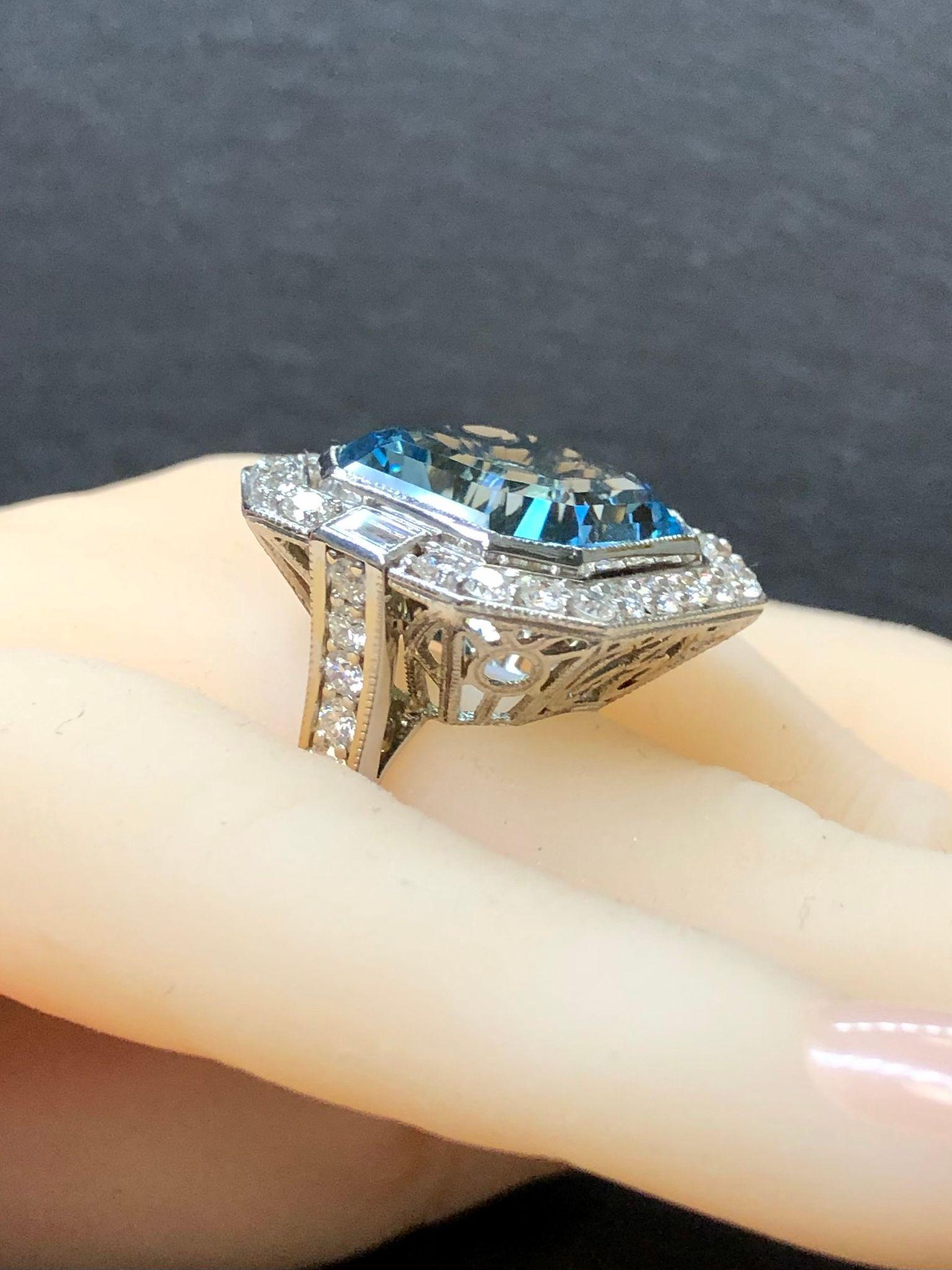 Aquamarine dieser Farbe sind eine echte Rarität und laufen uns nur sehr selten über den Weg. In der Schmuckbranche wird diese Farbe wegen ihrer Tiefe als 