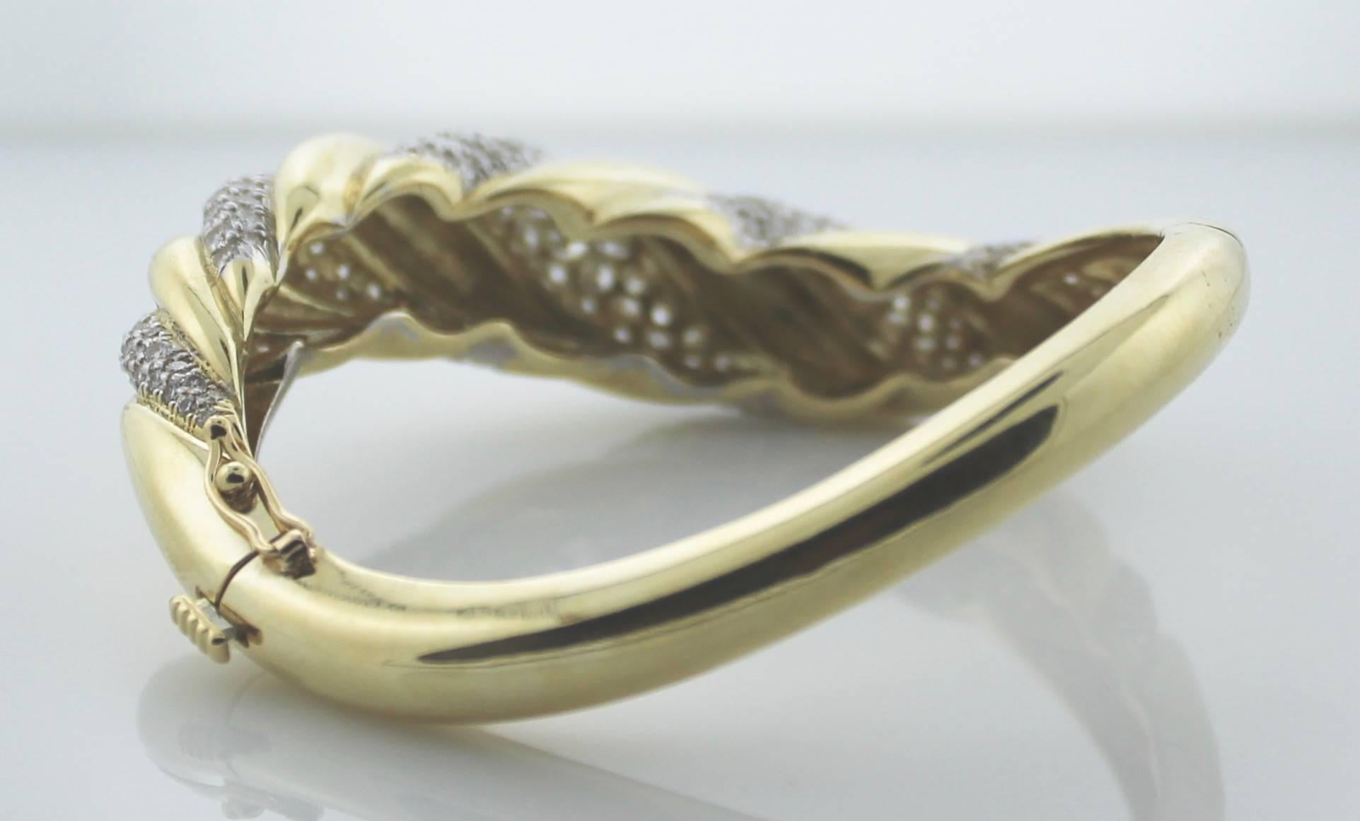 Wichtige 18k Gelbgold Diamant-Armreif Armband:
Bestehend aus einhundertfünfundneunzig runden Diamanten im Brillantschliff  Farbe-GH Klarheit VVS1-VS1.
Außergewöhnliche Qualität.  Die Trägerin wird es tatsächlich hören: Kugeln, Armreifen und Perlen