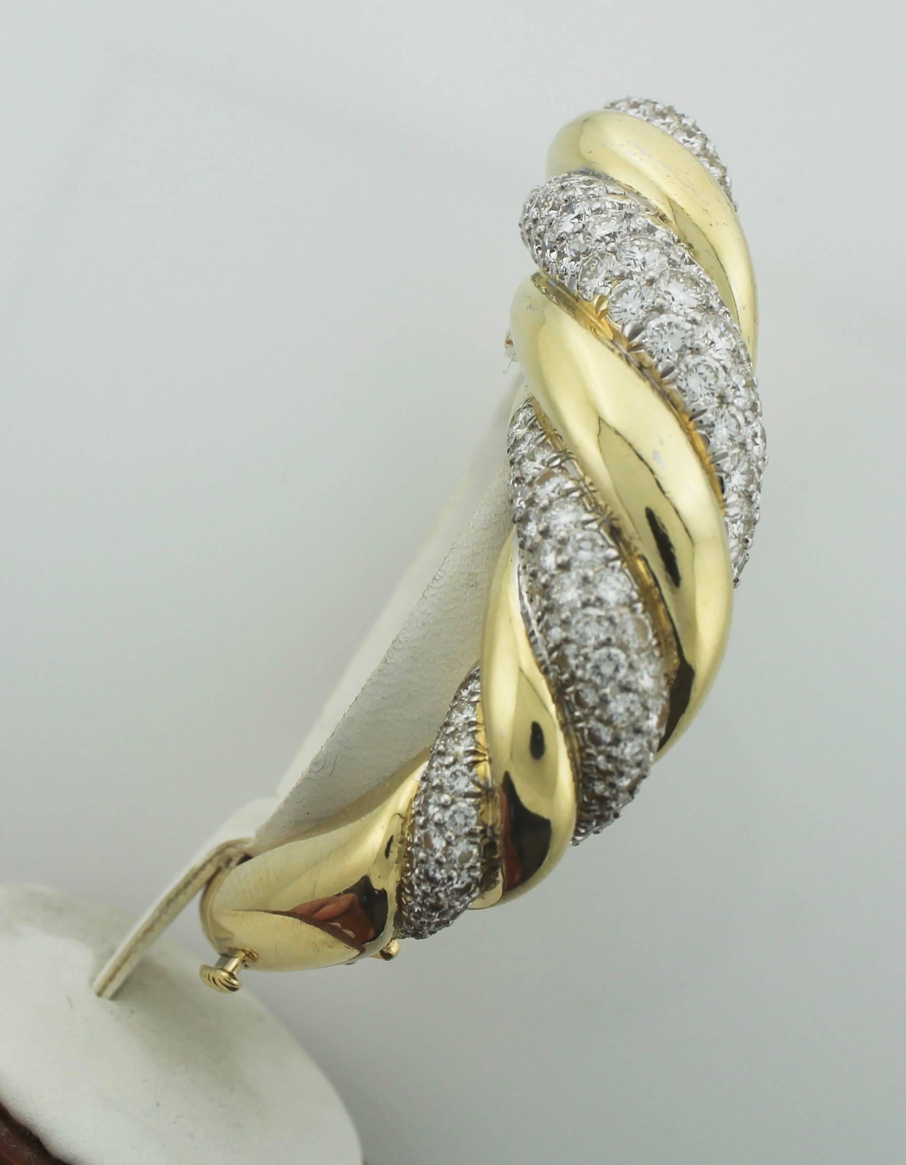  18 Karat Yellow Gold Diamond Bangle Bracelet For Sale 3