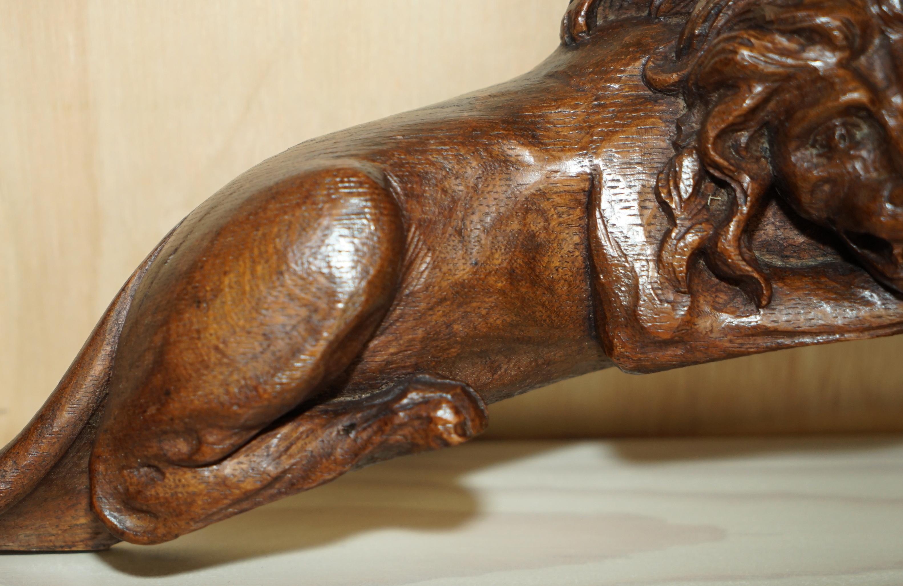 IMPORTANT 18TH CENTURY CiRCA 1720 OAK CARVED SURMOUNT OF REGAL LIONS & A PUTTI For Sale 3