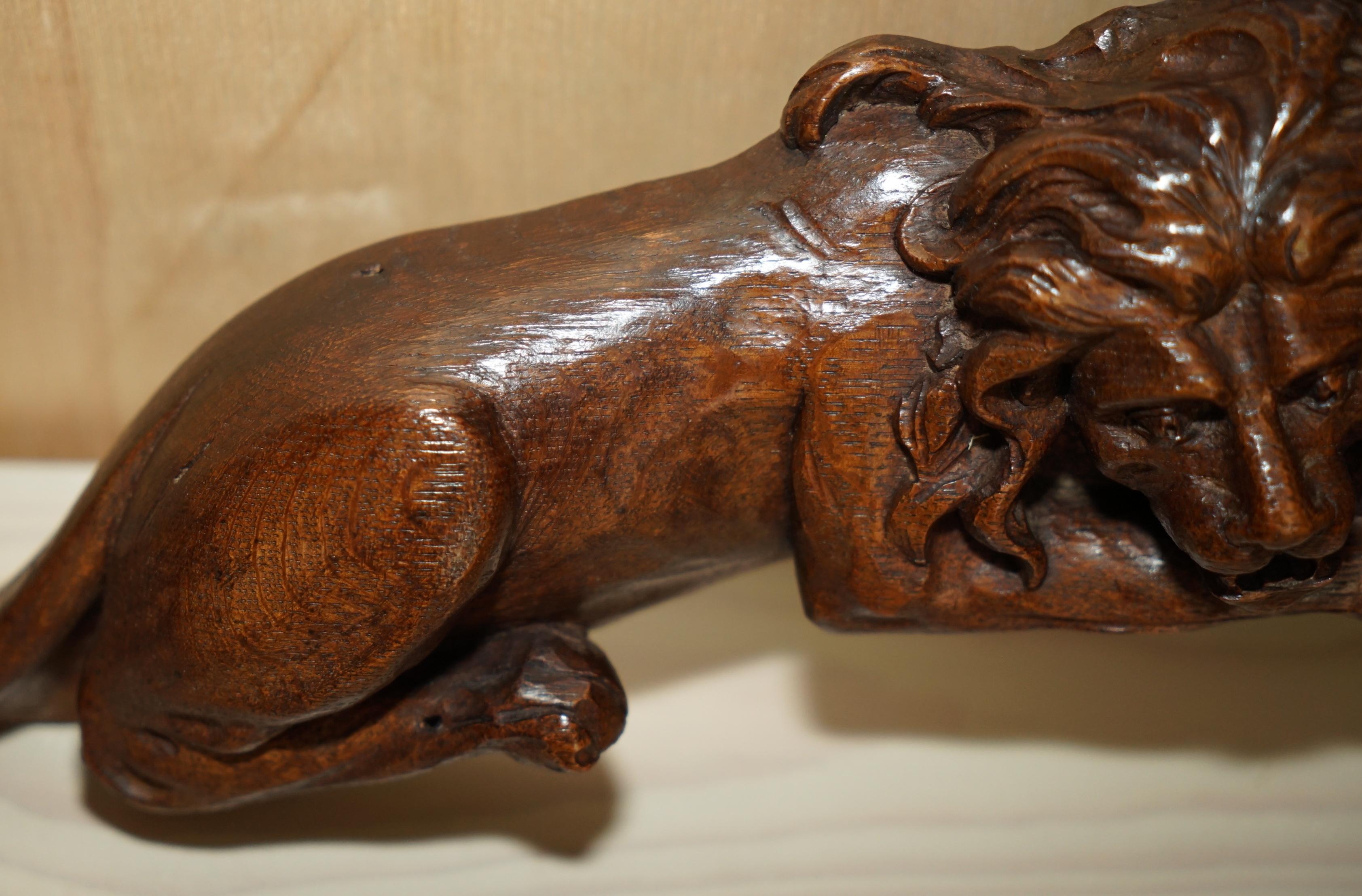 IMPORTANT 18TH CENTURY CiRCA 1720 OAK CARVED SURMOUNT OF REGAL LIONS & A PUTTI For Sale 4