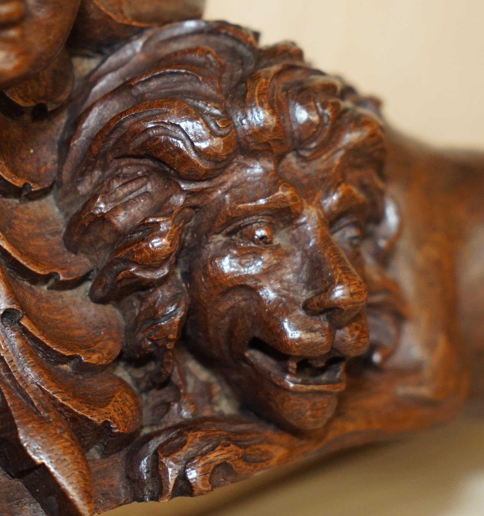IMPORTANT 18TH CENTURY CiRCA 1720 OAK CARVED SURMOUNT OF REGAL LIONS & A PUTTI For Sale 8