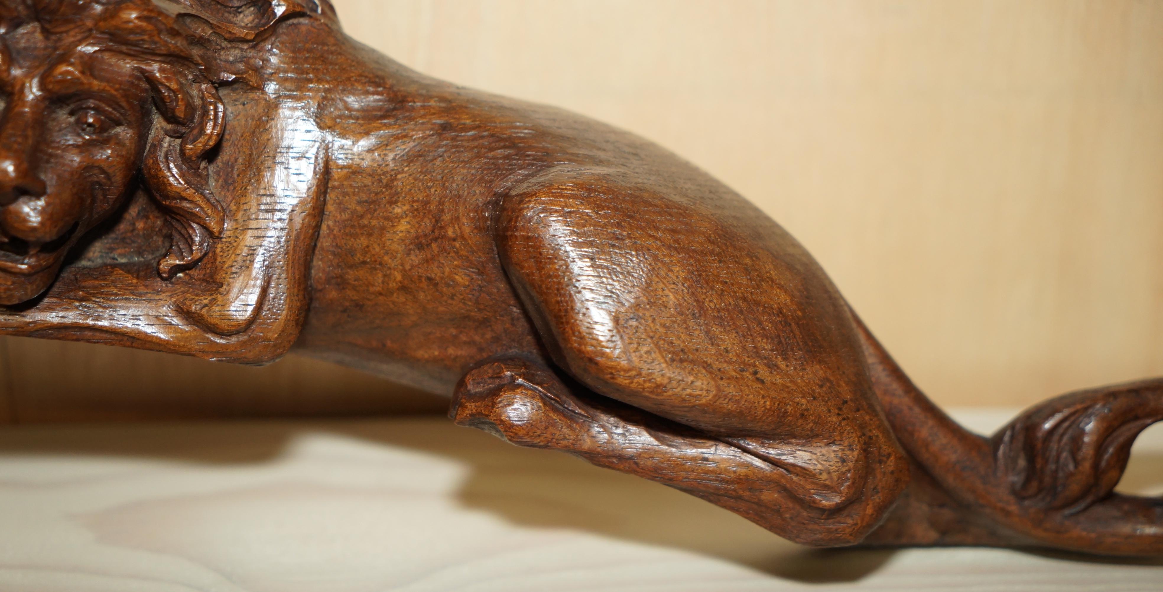 IMPORTANT 18TH CENTURY CiRCA 1720 OAK CARVED SURMOUNT OF REGAL LIONS & A PUTTI For Sale 9