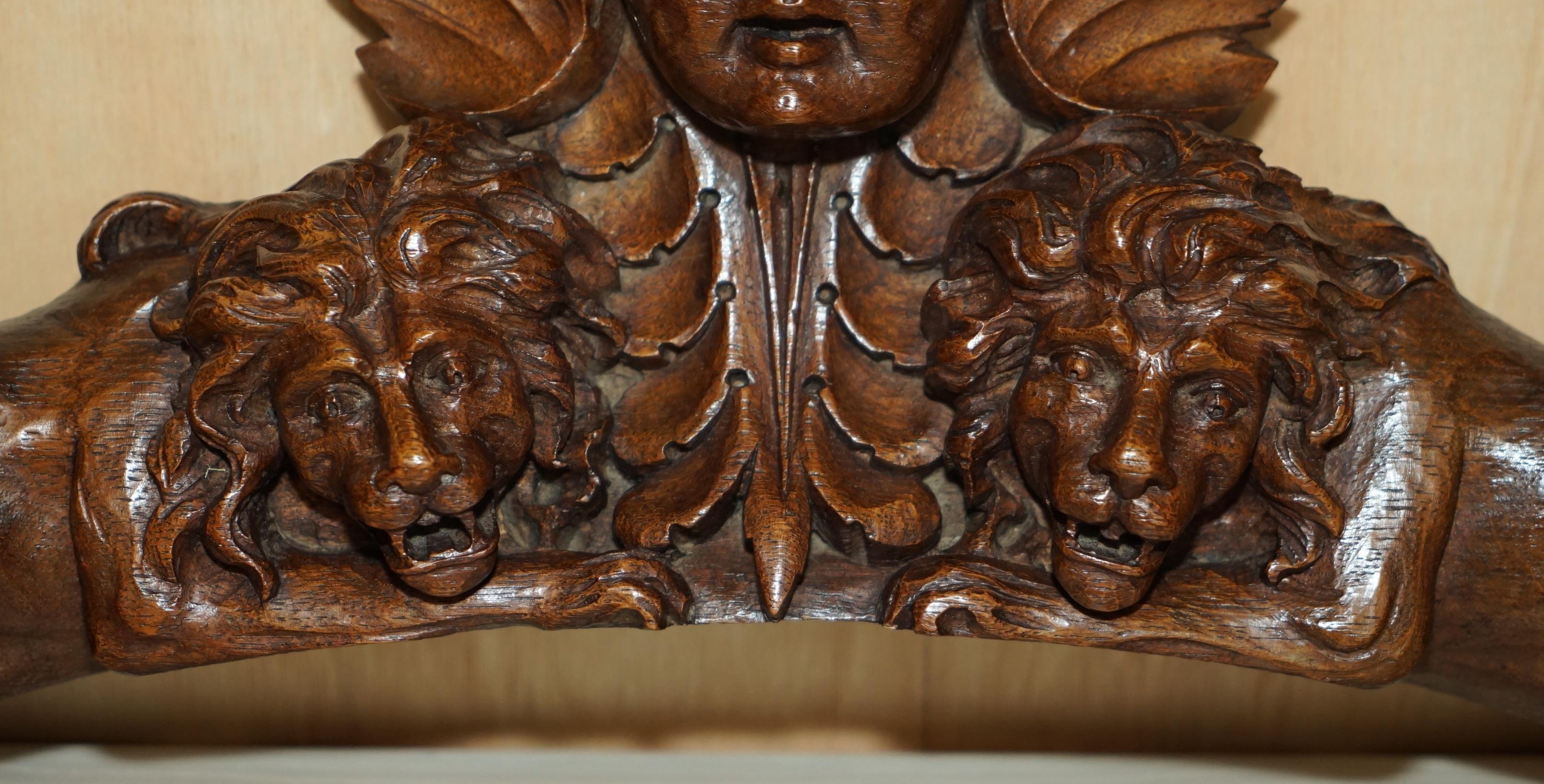 IMPORTANT 18TH CENTURY CiRCA 1720 OAK CARVED SURMOUNT OF REGAL LIONS & A PUTTI In Good Condition For Sale In West Sussex, Pulborough