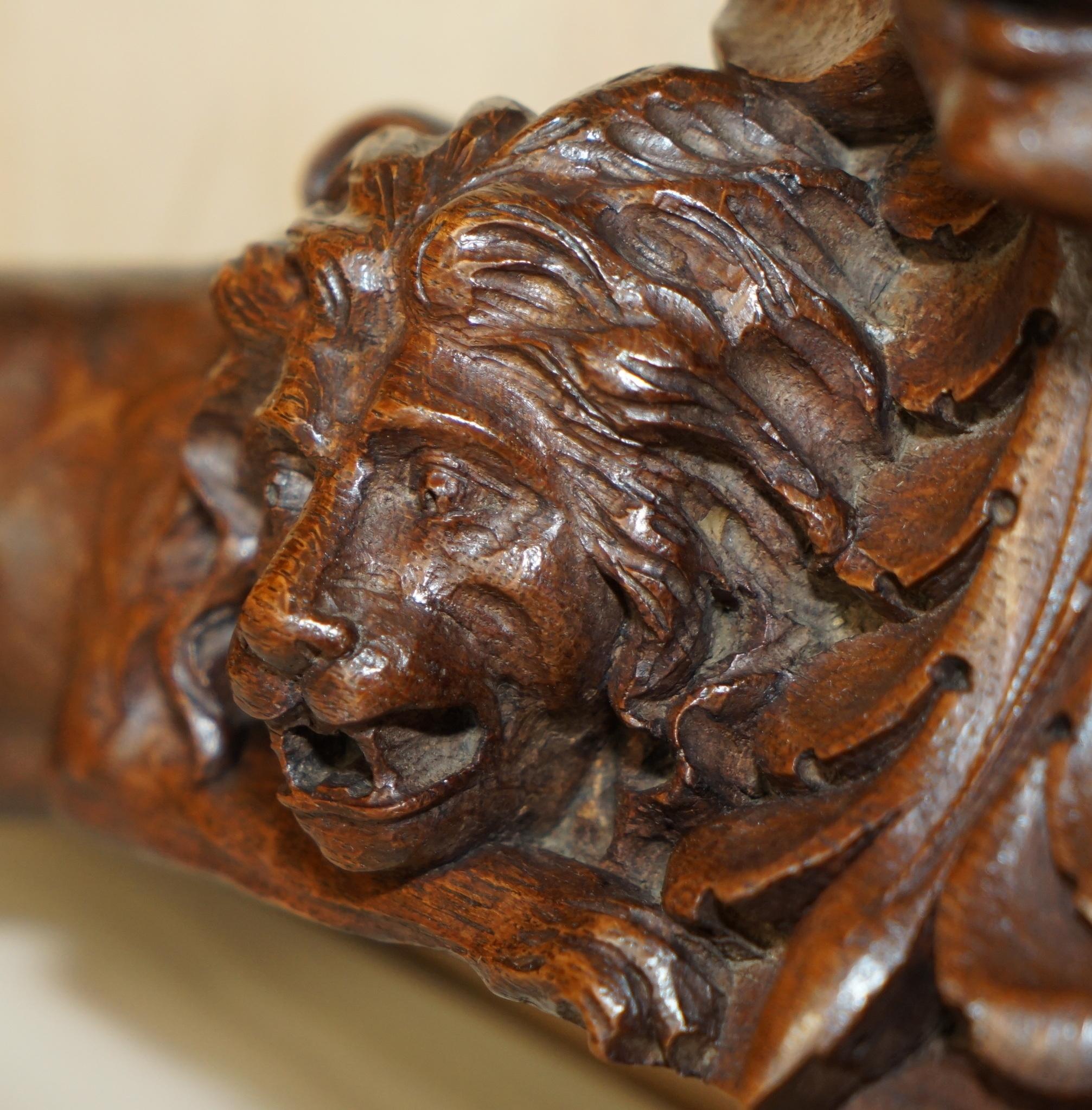 IMPORTANT 18TH CENTURY CiRCA 1720 OAK CARVED SURMOUNT OF REGAL LIONS & A PUTTI For Sale 1